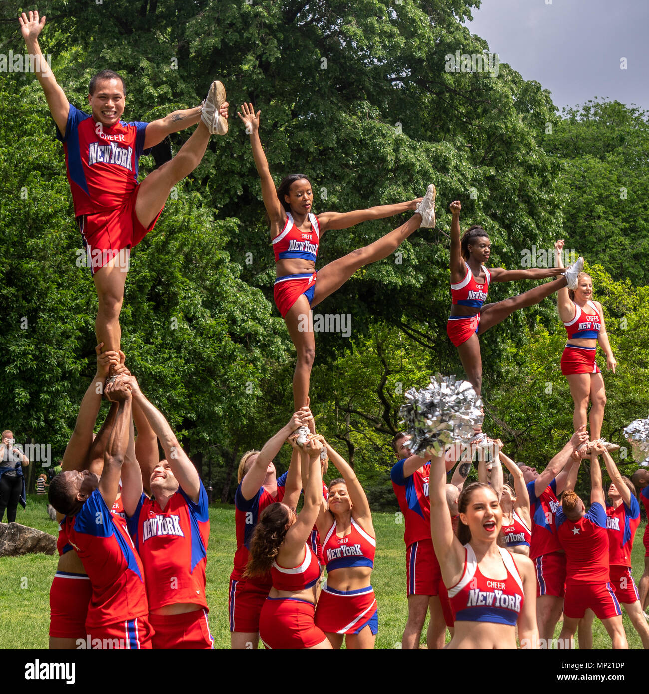 New York, USA. 20. Mai 2018. Jubeln New York Mitglieder unterstützen die Teilnehmer zu Fuß durch den Central Park während der 2018 AIDS Walk, eine Spendenaktion in der Zehntausende von Menschen gehen oder laufen Millionen für die homosexuellen Männer Gesundheit Krise und andere Tri-state AIDS-Organisationen für die diesjährige AIDS Walk New York zu erhöhen. Foto von Enrique Shore Credit: Enrique Ufer/Alamy Live News Credit: Enrique Ufer/Alamy leben Nachrichten Stockfoto