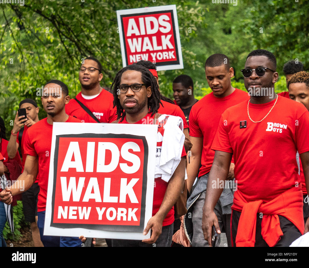 New York, USA. 20. Mai 2018. Die Teilnehmer gehen durch den Central Park während der 2018 AIDS Walk, eine Spendenaktion in der Zehntausende von Menschen gehen oder laufen Millionen für die homosexuellen Männer Gesundheit Krise und andere Tri-state AIDS-Organisationen für die diesjährige AIDS Walk New York zu erhöhen. Foto von Enrique Shore Credit: Enrique Ufer/Alamy leben Nachrichten Stockfoto