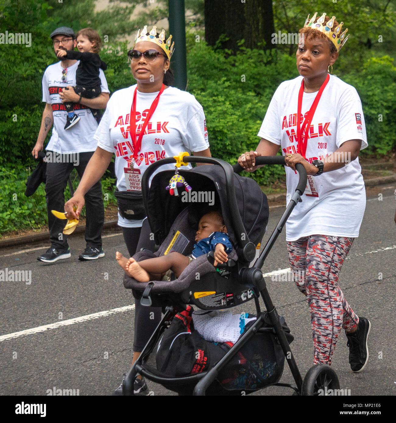 New York, USA. 20. Mai 2018. Die Teilnehmer gehen durch den Central Park während der 2018 AIDS Walk, eine Spendenaktion in der Zehntausende von Menschen gehen oder laufen Millionen für die homosexuellen Männer Gesundheit Krise und andere Tri-state AIDS-Organisationen für die diesjährige AIDS Walk New York zu erhöhen. Foto von Enrique Shore Credit: Enrique Ufer/Alamy leben Nachrichten Stockfoto