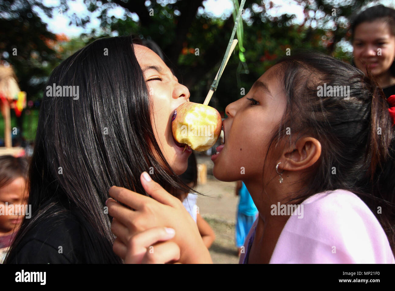 Philippinen. 20 Mai, 2018. Philippinische Kinder teilnehmen n Spiele bei den Rizal Park statt. Der Abteilung für Tourismus hielt eine Flores de Mayo Festival im Rizal Park in Manila. Die Fiesta-themed Feier war ein Schaufenster der Philippinischen Spiele und einheimischen Tänze rund um den Nationalpark durchgeführt, Sonntag Nachmittag. Credit: J Gerard Seguia/ZUMA Draht/Alamy leben Nachrichten Stockfoto