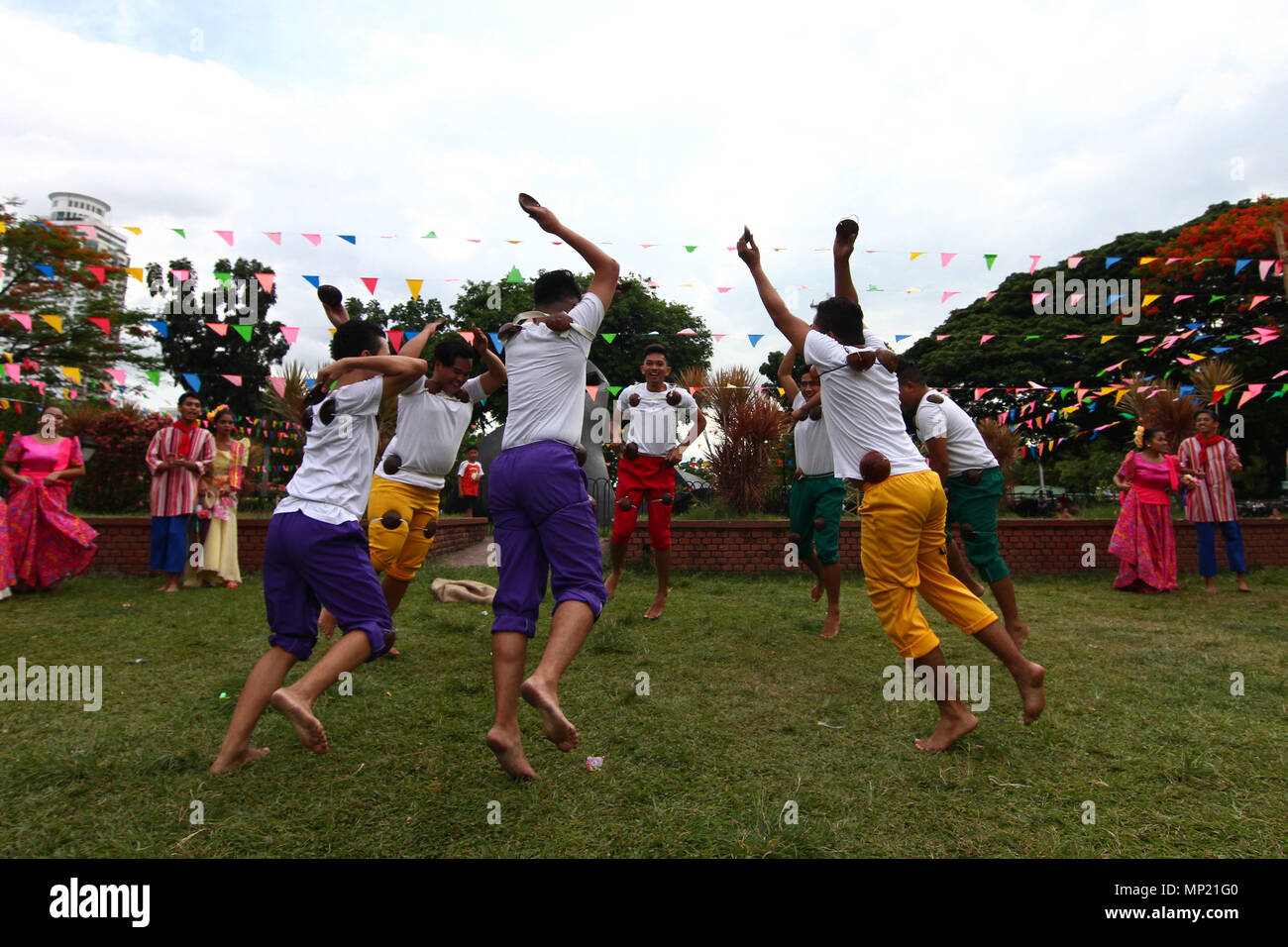 Manila, Philippinen. 20. Mai 2018. Tänzer gesehen, die philippinische Tänze während des Festivals. Der Abteilung für Tourismus hielt eine Flores de Mayo Festival im Rizal Park in Manila. Die Fiesta-themed Feier war ein Schaufenster der Philippinischen Spiele und einheimischen Tänze rund um den Nationalpark durchgeführt, Sonntag Nachmittag. Credit: SOPA Images Limited/Alamy leben Nachrichten Stockfoto