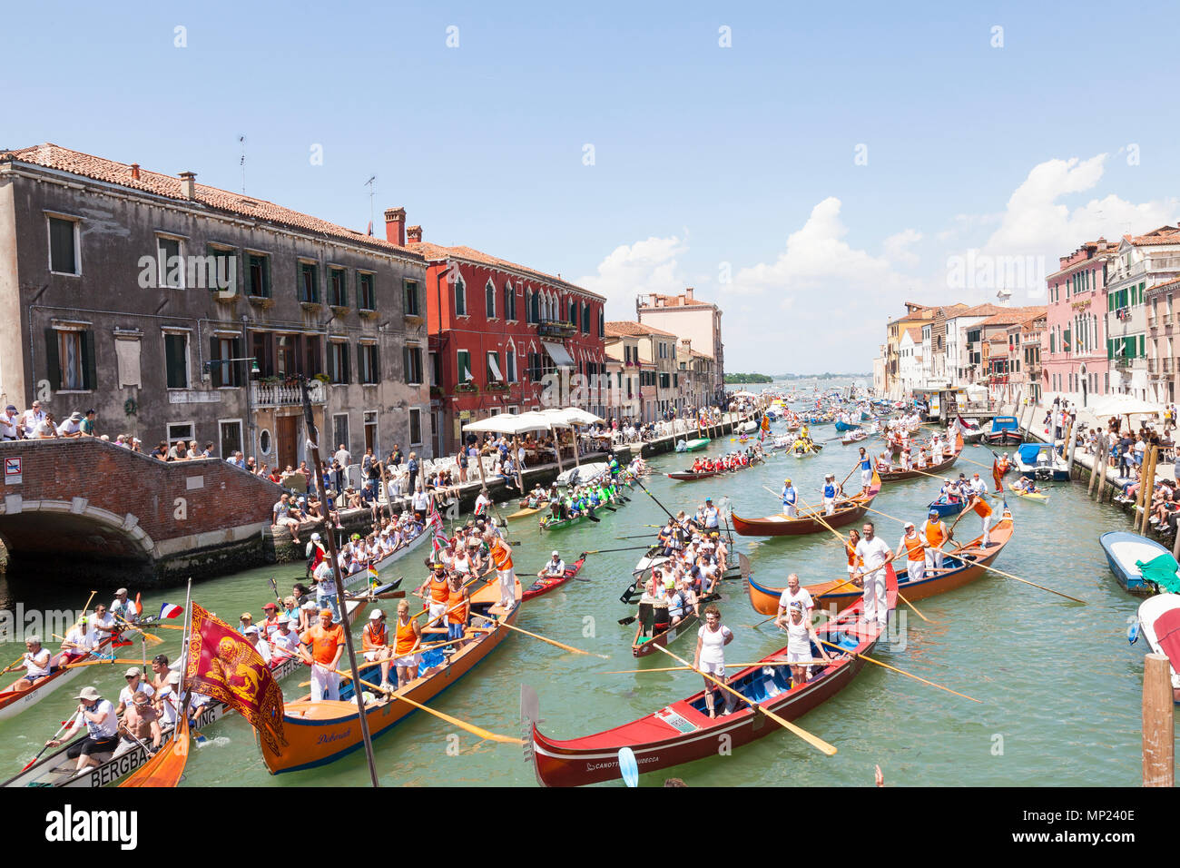 Venedig, Venetien, Italien. 20. Mai 2018. Vielfalt der Boote im 44th Vogalonga Regatta Rudern auf dem Cannaregiokanal teilnehmen. Dies ist ein nicht-wettbewerbsorientiertes Regatta feiert die Kunst des Rudern und jeder Mann-betriebene Handwerk kann ein. Etwa 2100 Boote sind sagte dieses Jahr eingegeben zu haben. Kredit MCpics/Alamy leben Nachrichten Stockfoto