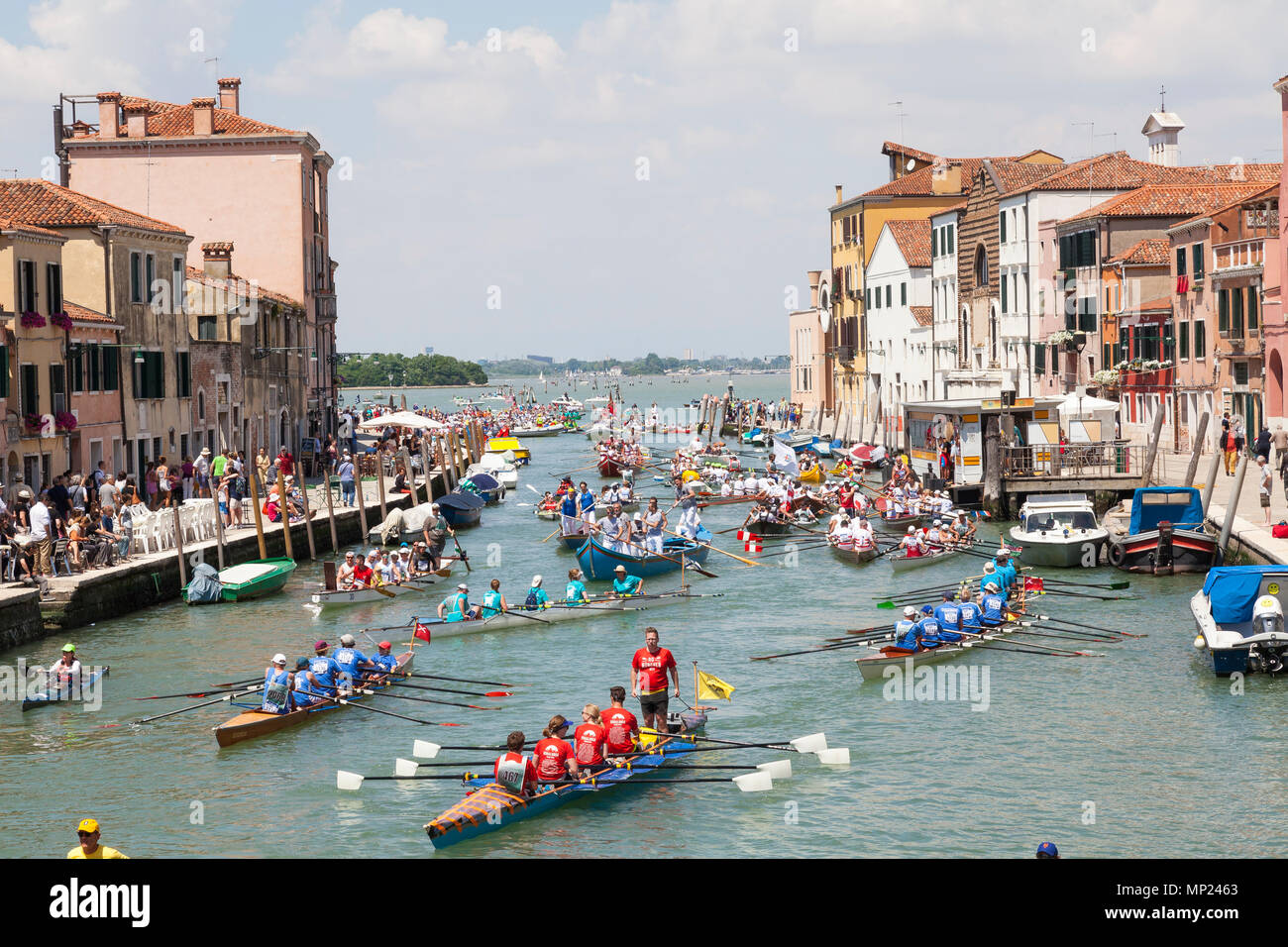 Venedig, Venetien, Italien. 20. Mai 2018. Vielfalt der Boote im 44th Vogalonga Regatta Rudern auf dem Cannaregiokanal teilnehmen. Dies ist ein nicht-wettbewerbsorientiertes Regatta feiert die Kunst des Rudern und jeder Mann-betriebene Handwerk kann ein. Etwa 2100 Boote sind sagte dieses Jahr eingegeben zu haben. Kredit MCpics/Alamy leben Nachrichten Stockfoto