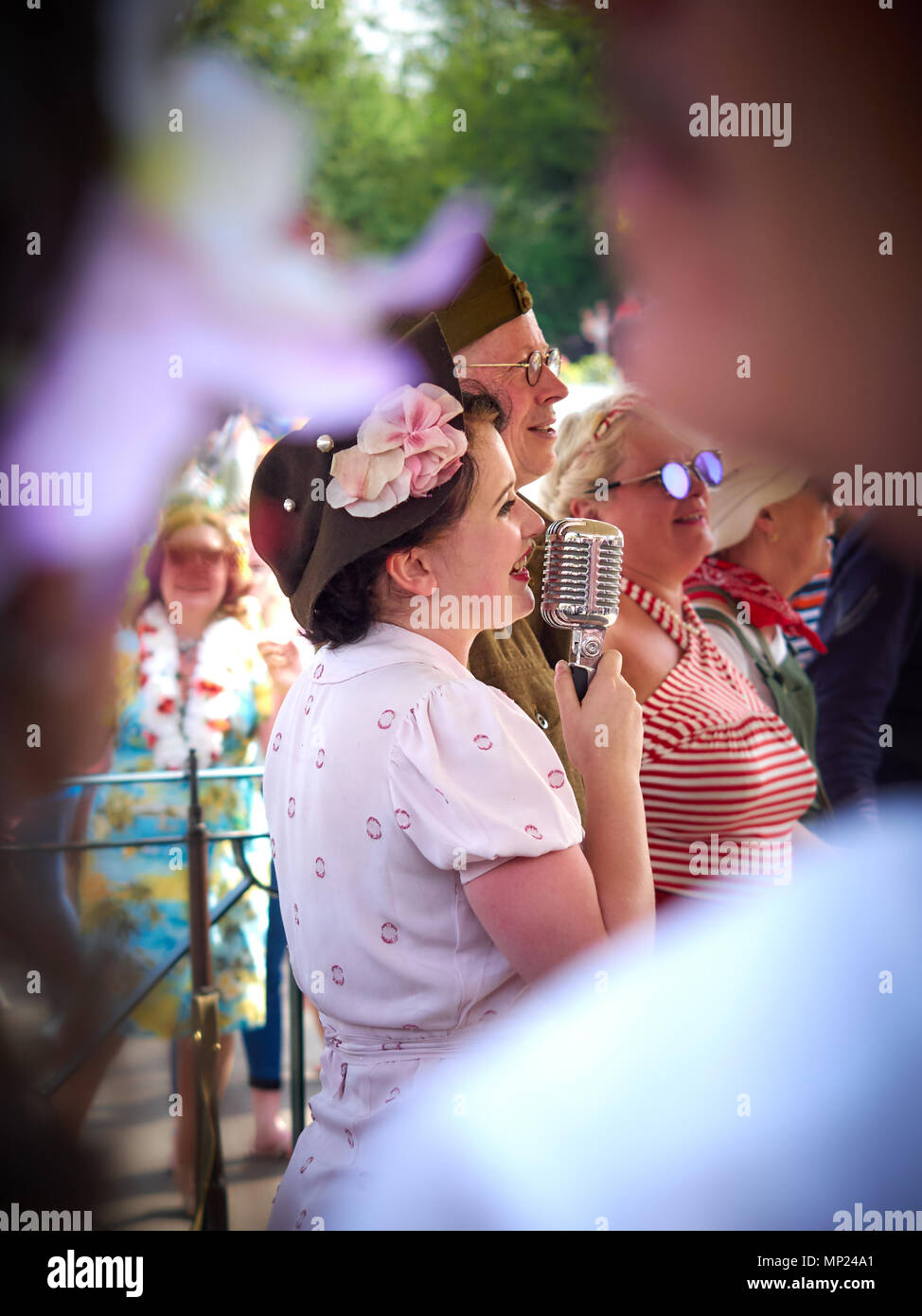 Haworth, UK. 20. Mai, 2018. Sänger Hattie Biene unterhält die Besucher der Haworth 1940 s Wochenende. Credit: Andy Ellis/Alamy Leben Nachrichten. Stockfoto