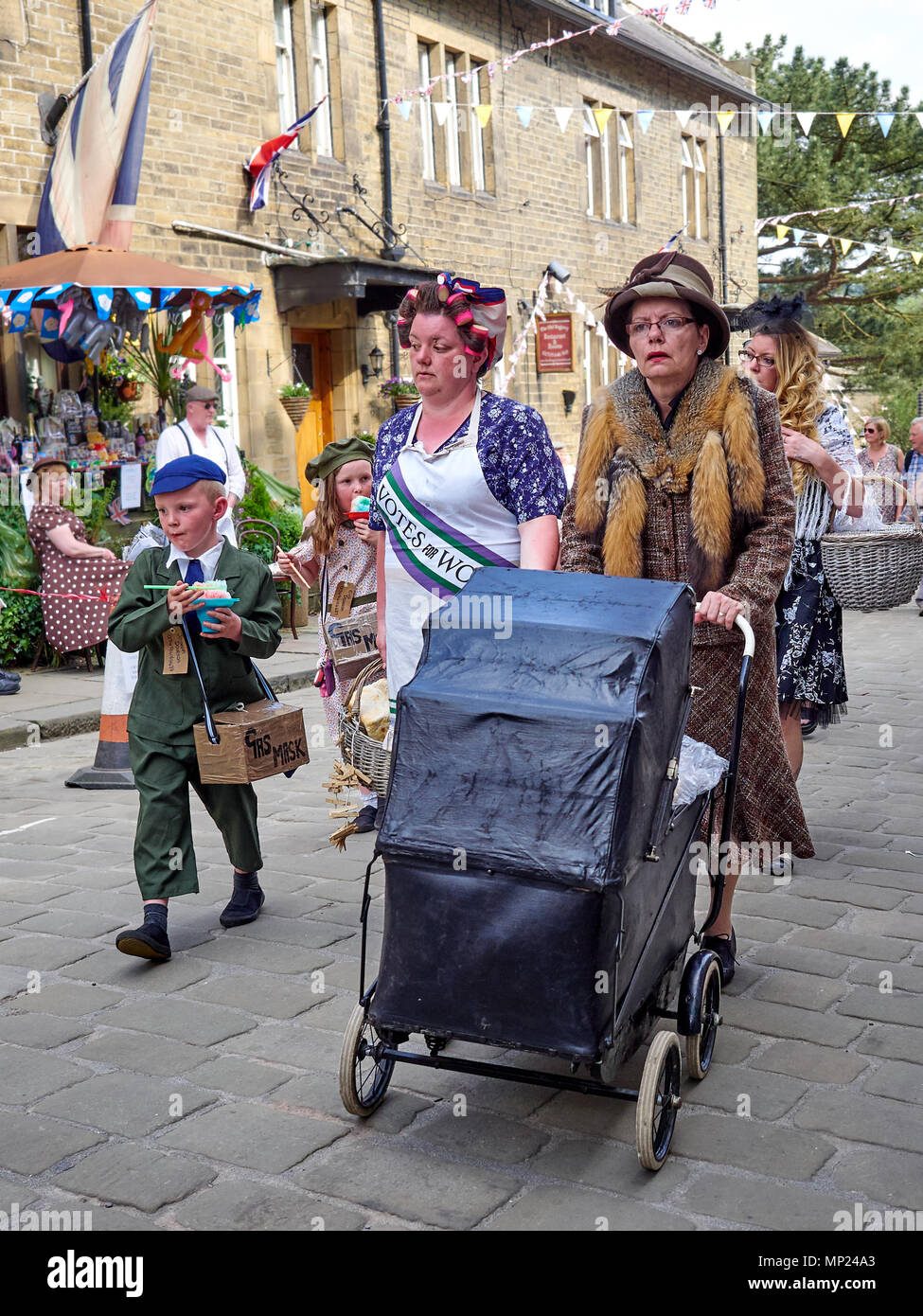 Haworth, UK. 20. Mai, 2018. Die Besucher des jährlichen Haworth 1940 s Wochenende gekleidet in historischen Kostümen. Credit: Andy Ellis/Alamy Leben Nachrichten. Stockfoto