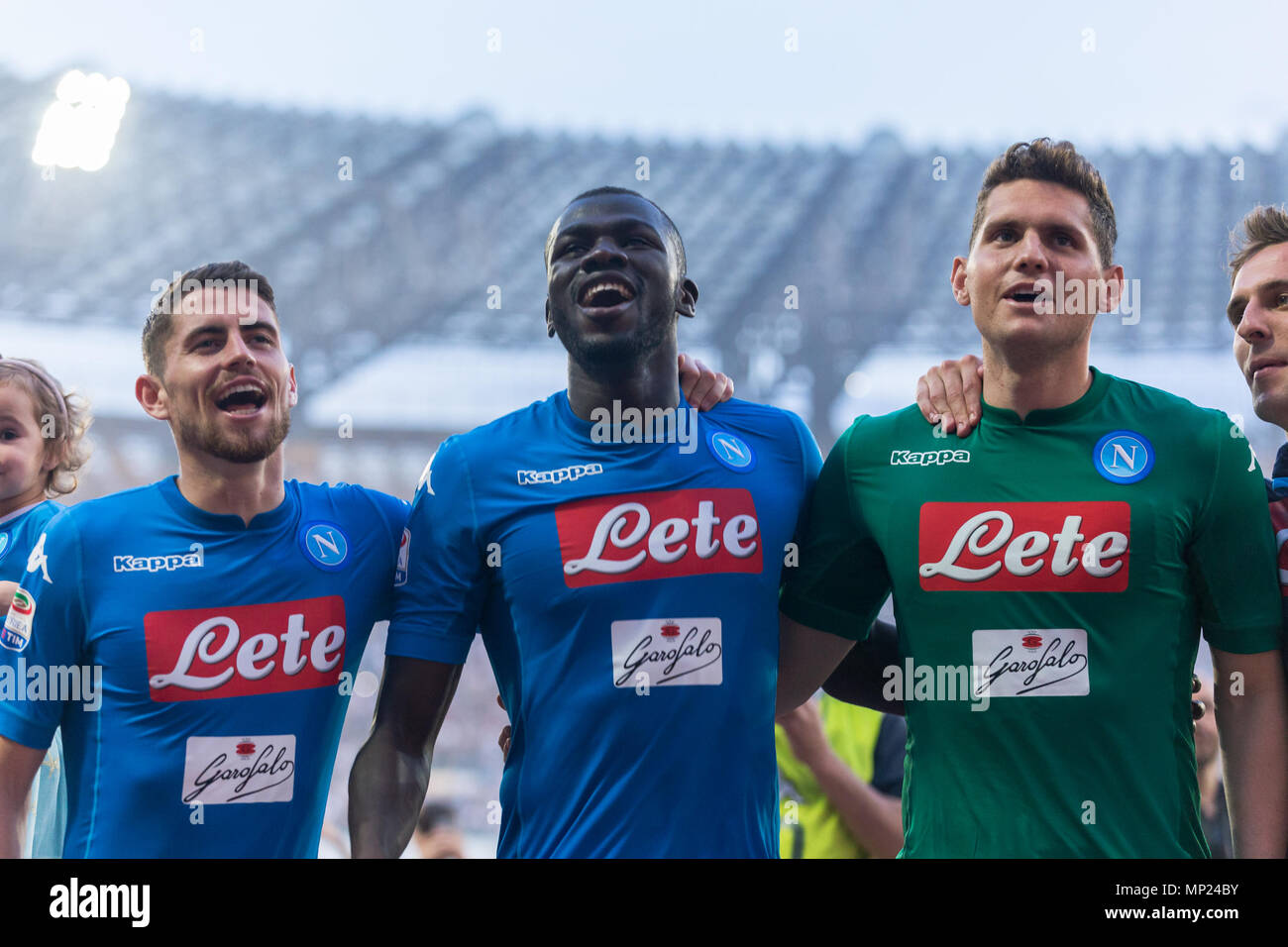 Neapel, Kampanien, Italien. 20 Mai, 2018. Das Team des SSC Napoli grüße die Fans nach dem Spiel zwischen SSC Napoli und FC Crotone in San Paolo Stadions. Credit: Ernesto Vicinanza/SOPA Images/ZUMA Draht/Alamy leben Nachrichten Stockfoto