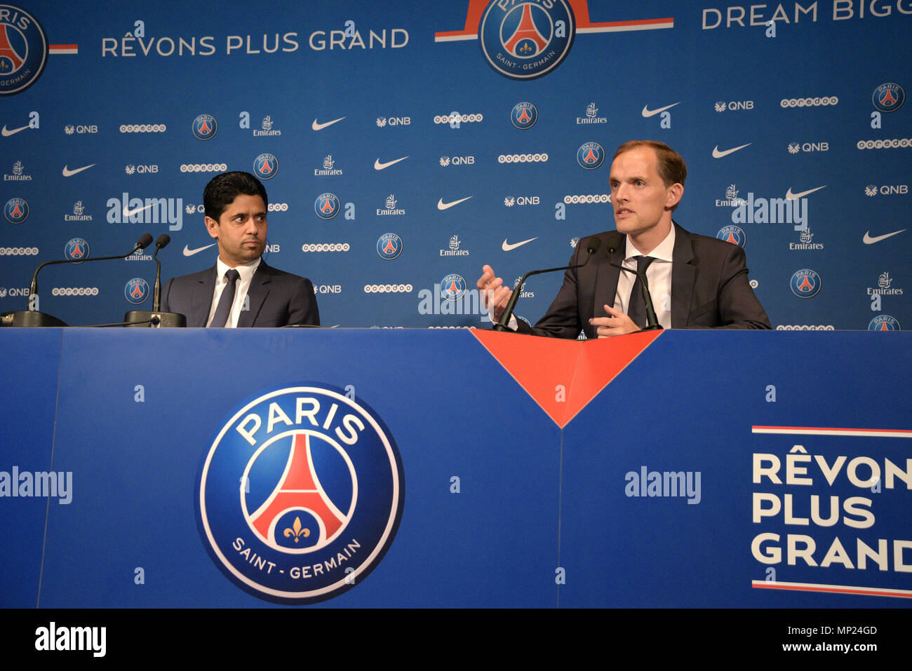 Neuer Head Coach der PSG Thomas Tuchel (R) und der PSG Präsident Nasser Al Khelaifi während der Pressekonferenz von Paris Saint Germain im Parc des Princes gesehen. Stockfoto