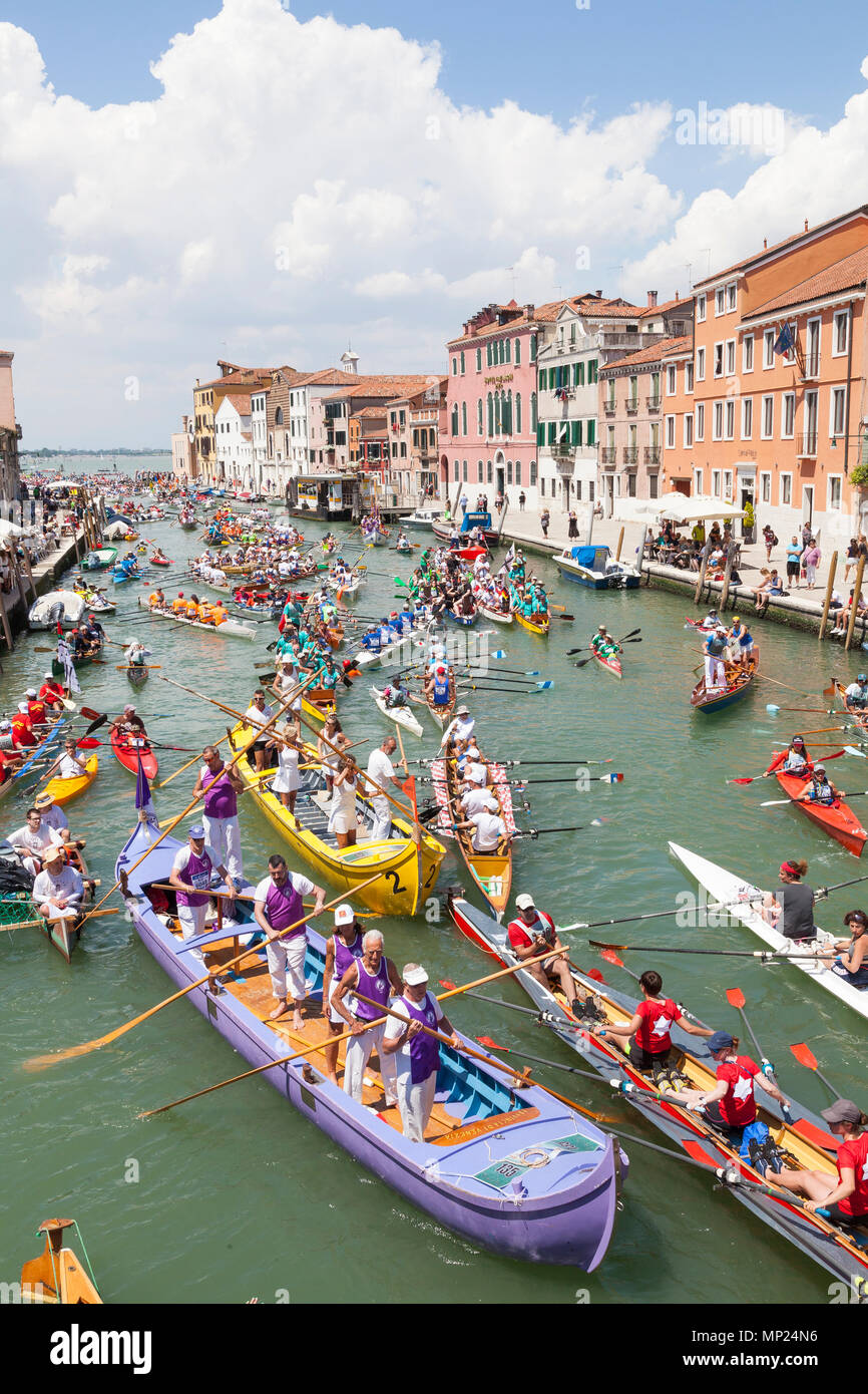 Venedig, Venetien, Italien. 20. Mai 2018. Vielfalt der Boote im 44th Vogalonga Regatta Rudern auf dem Cannaregiokanal teilnehmen. Dies ist ein nicht-wettbewerbsorientiertes Regatta feiert die Kunst des Rudern und jeder Mann-betriebene Handwerk kann ein. Etwa 2100 Boote sind sagte dieses Jahr eingegeben zu haben. Kredit MCpics/Alamy leben Nachrichten Stockfoto