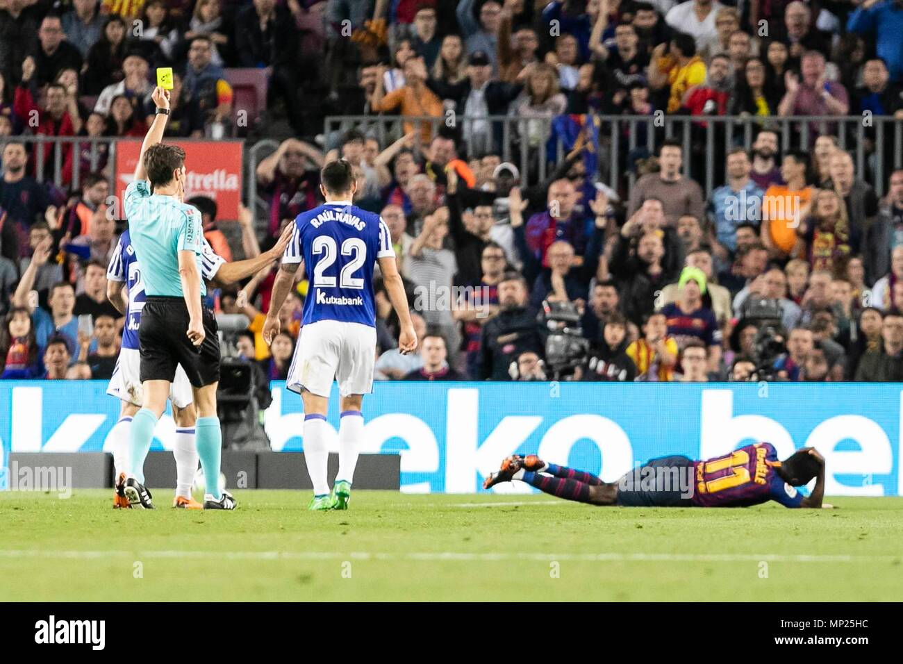 Spanien - 20. Mai: Der Schiedsrichter zeigt die gelbe Karte zu Real Sociedad defender Raul Navas (22) Während des Spiels zwischen dem FC Barcelona gegen Real Sociedad für die Runde 38 der Liga Santander, im Camp Nou Stadion am 20. Mai 2018 in Barcelona, Spanien gespielt. (Credit: Mikel Trigueros/Urbanandsport/Cordon Cordon Drücken Drücken) Stockfoto