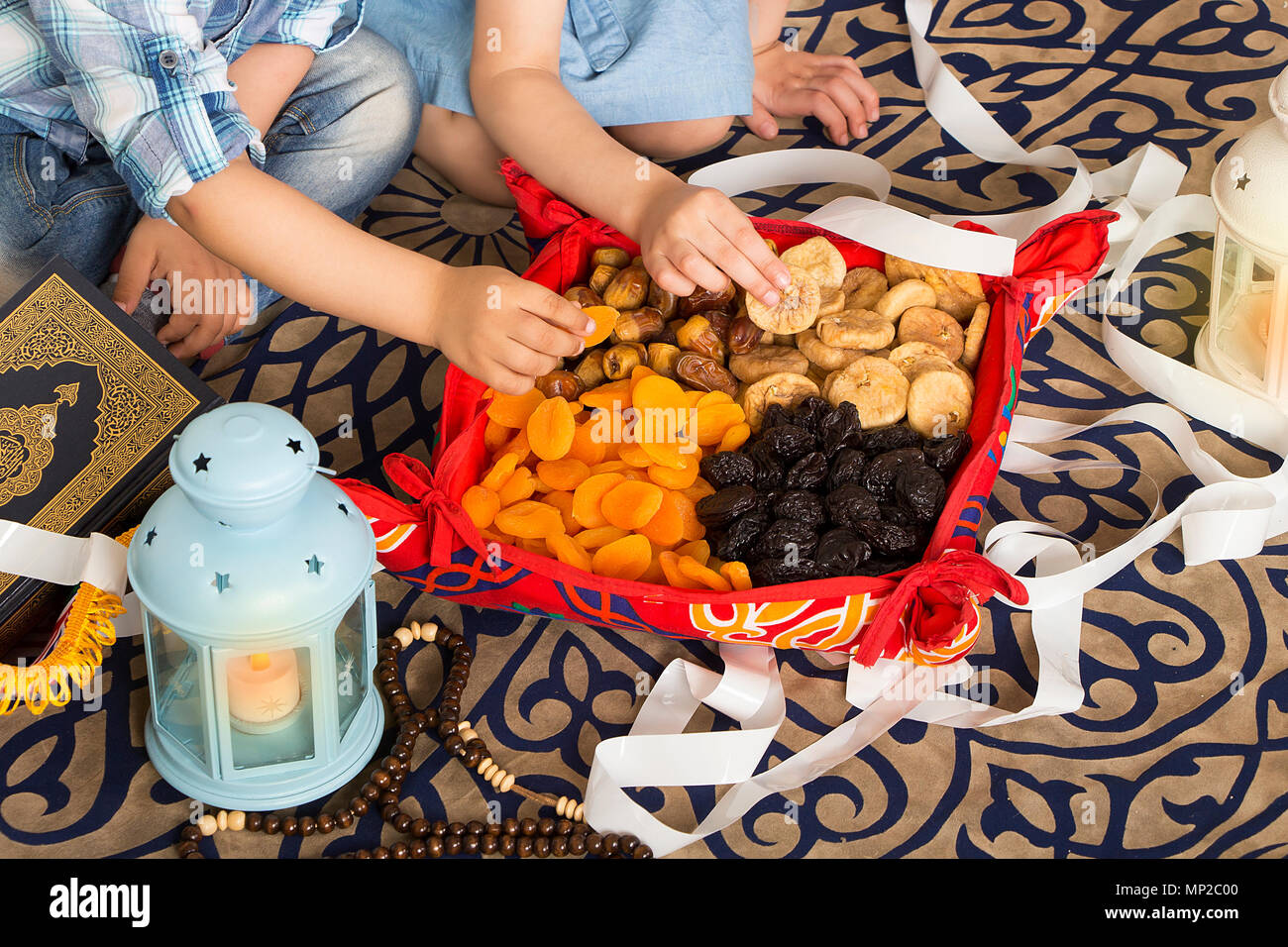 Muslimische Kinder iftar Essen (Frühstück) - Ramadan essen - Datteln, Aprikosen, Feigen und Palmen in der heilige Monat Ramadan Stockfoto