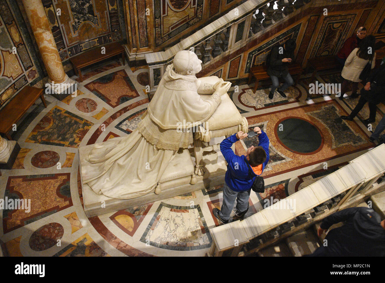 Touristische nimmt ein Foto der Statue von Papst Pius IX. im Gebet von Ignazio Jacometti (1880) in der Krypta, die über dem Grab des Hl. Hieronymus in der Basilika Stockfoto