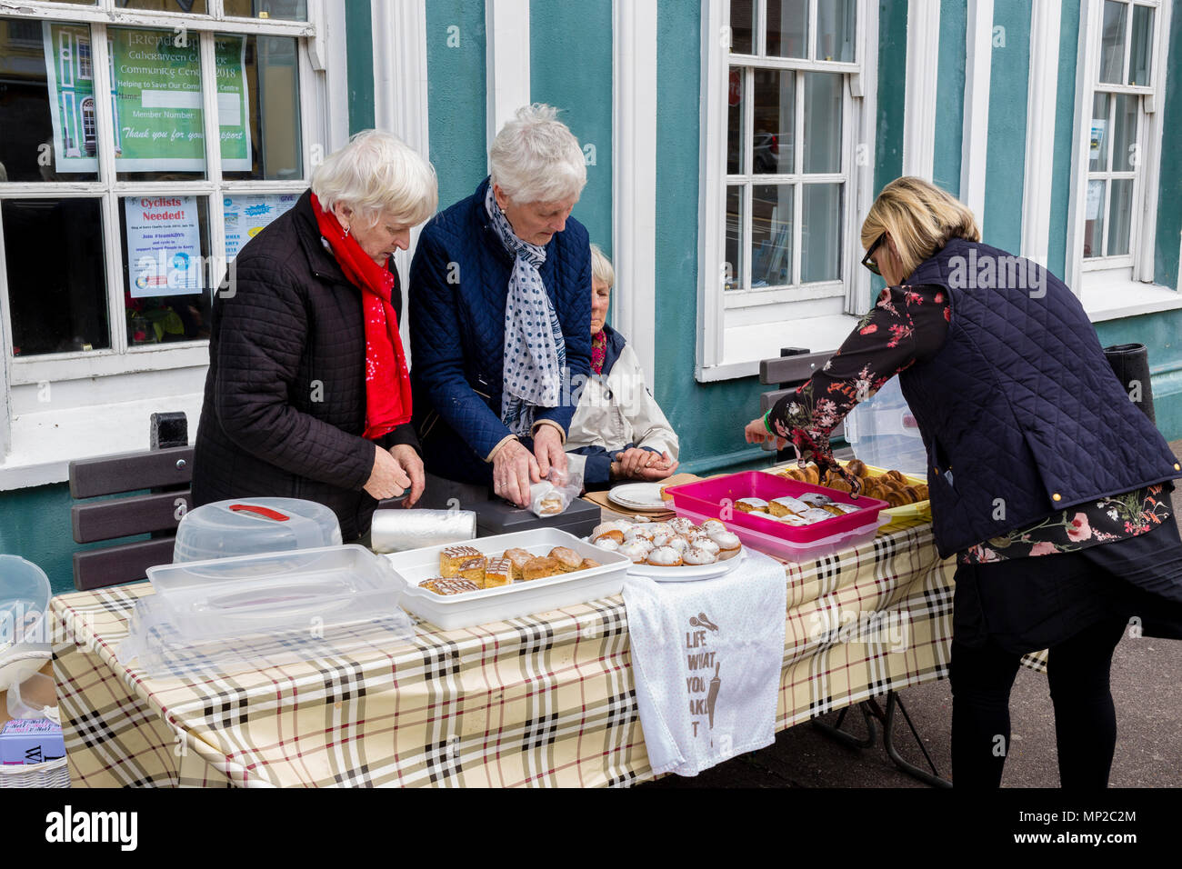 Ältere Frauen Verkauf von hausgemachten Kuchen am Kuchen Stall in Wexford County Kerry, Irland Stockfoto
