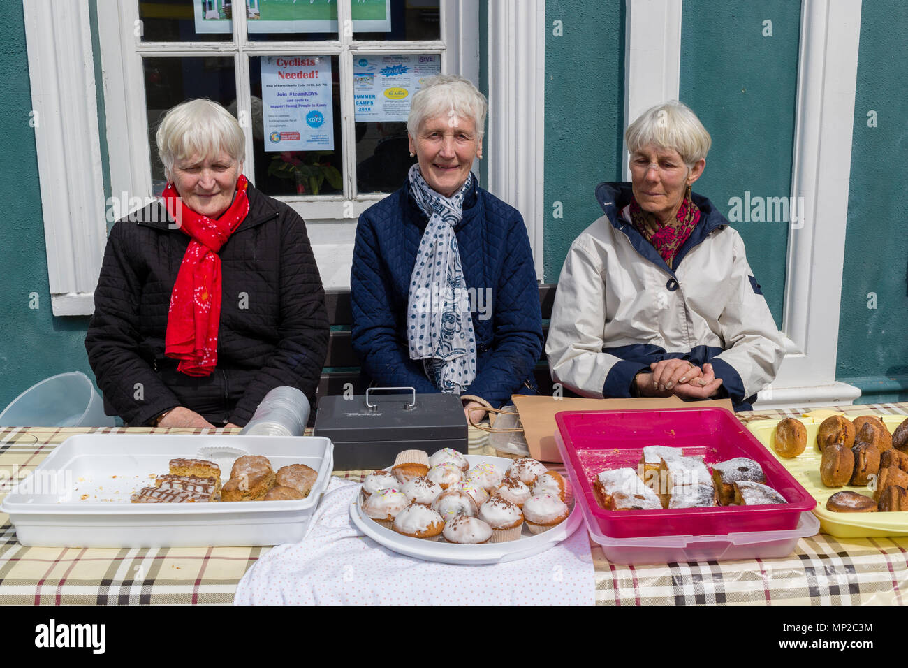 Ältere Frauen Verkauf von hausgemachten Kuchen am Kuchen Stall in Wexford County Kerry, Irland Stockfoto
