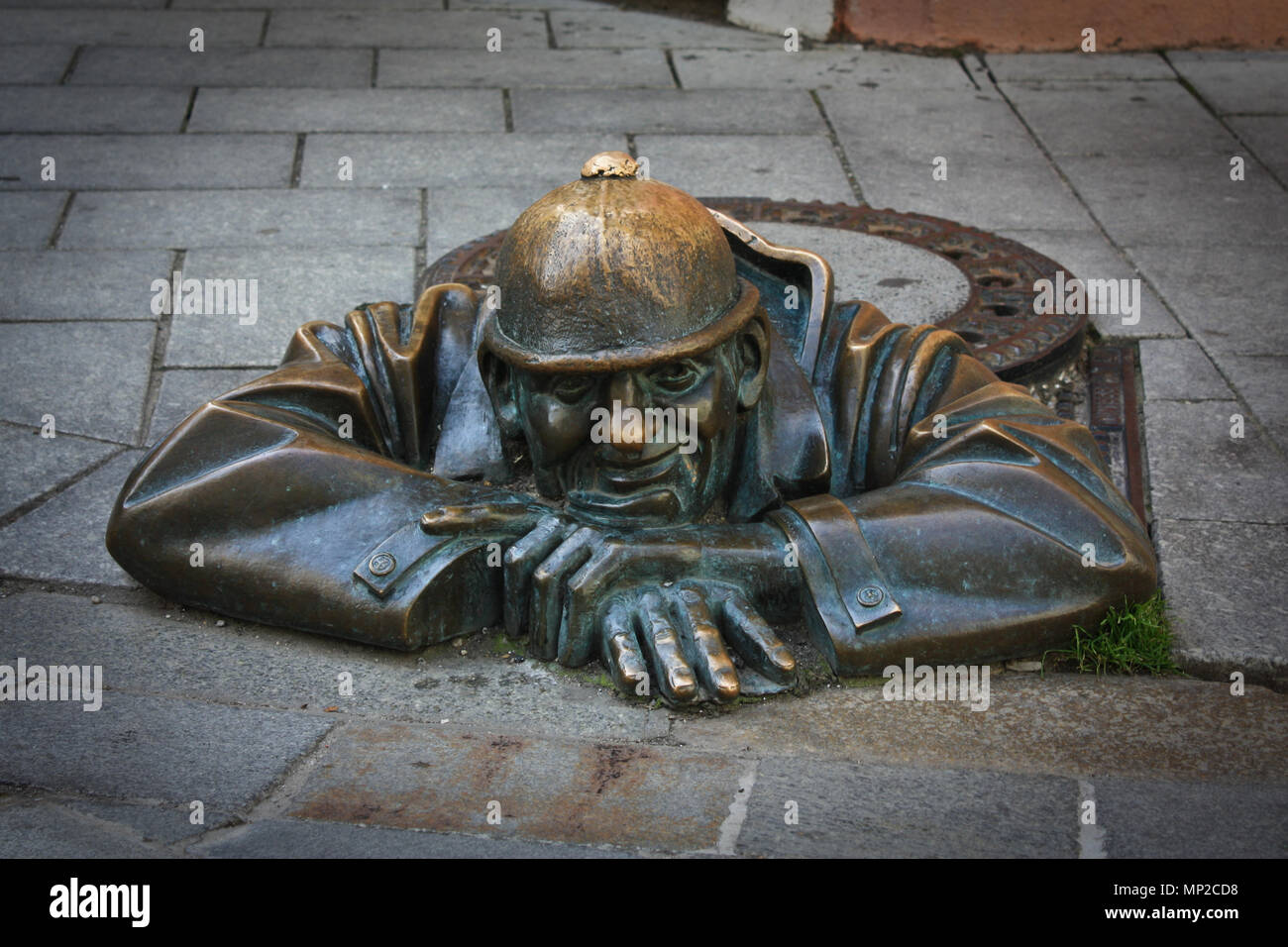 Kanalisation Arbeiter Statue in Bratislava. Stockfoto