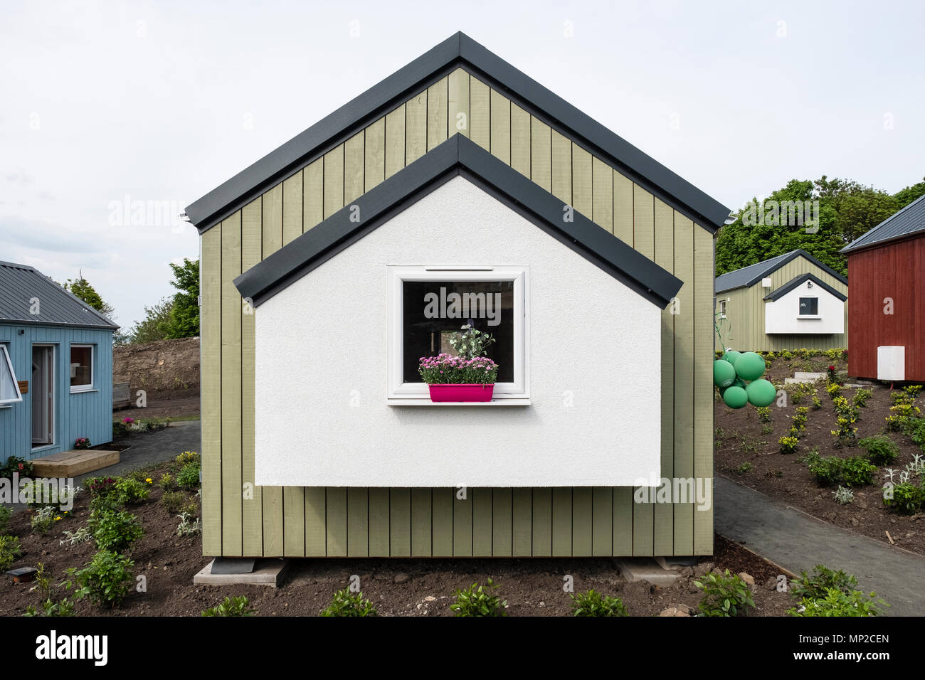 Blick auf neue Holzhäuser im Social Bite Village in Granton gebaut für Obdachlose, Edinburgh, Schottland, Vereinigtes Königreich Stockfoto