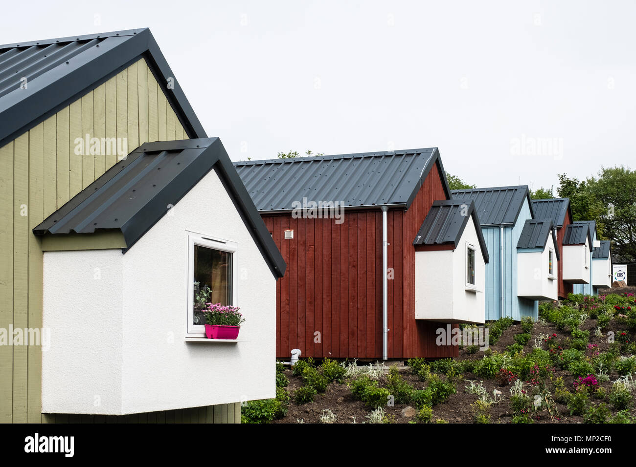 Blick auf die neuen Holzhäuser im Sozialen Bissen Dorf in Granton gebaut von sozialen Biss Organisation für Obdachlose, Edinburgh, Schottland, Vereinigten Kin Stockfoto