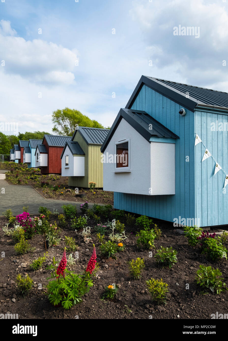 Blick auf die neuen Holzhäuser im Sozialen Bissen Dorf in Granton gebaut von sozialen Biss Organisation für Obdachlose, Edinburgh, Schottland, Vereinigten Kin Stockfoto