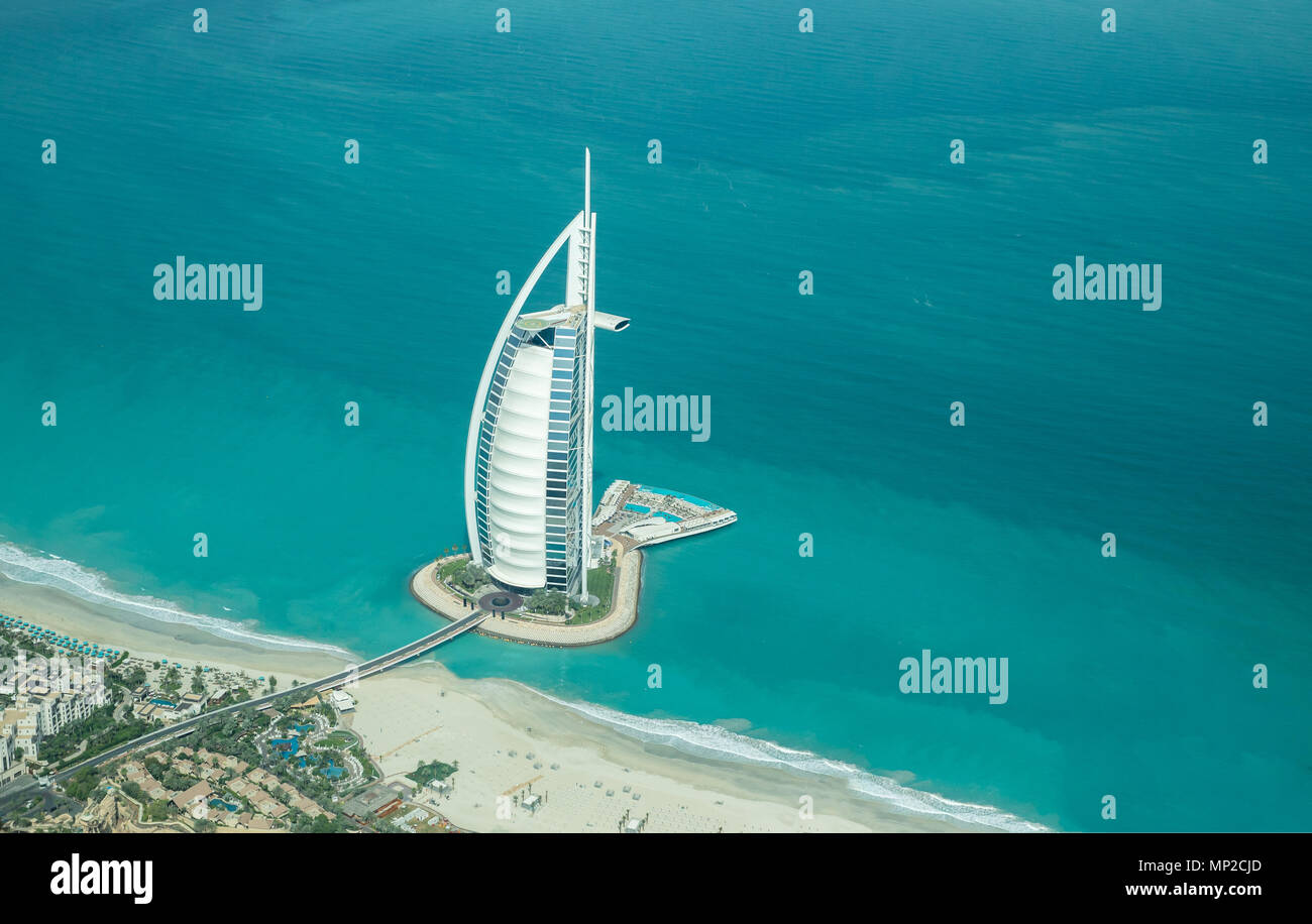 Dubai, VAE - 18. Mai 2018: Luftaufnahme von Burj Al Arab, Luxushotel an der Küste des Persischen Golfs auf einer klaren sonnigen Tag. Stockfoto