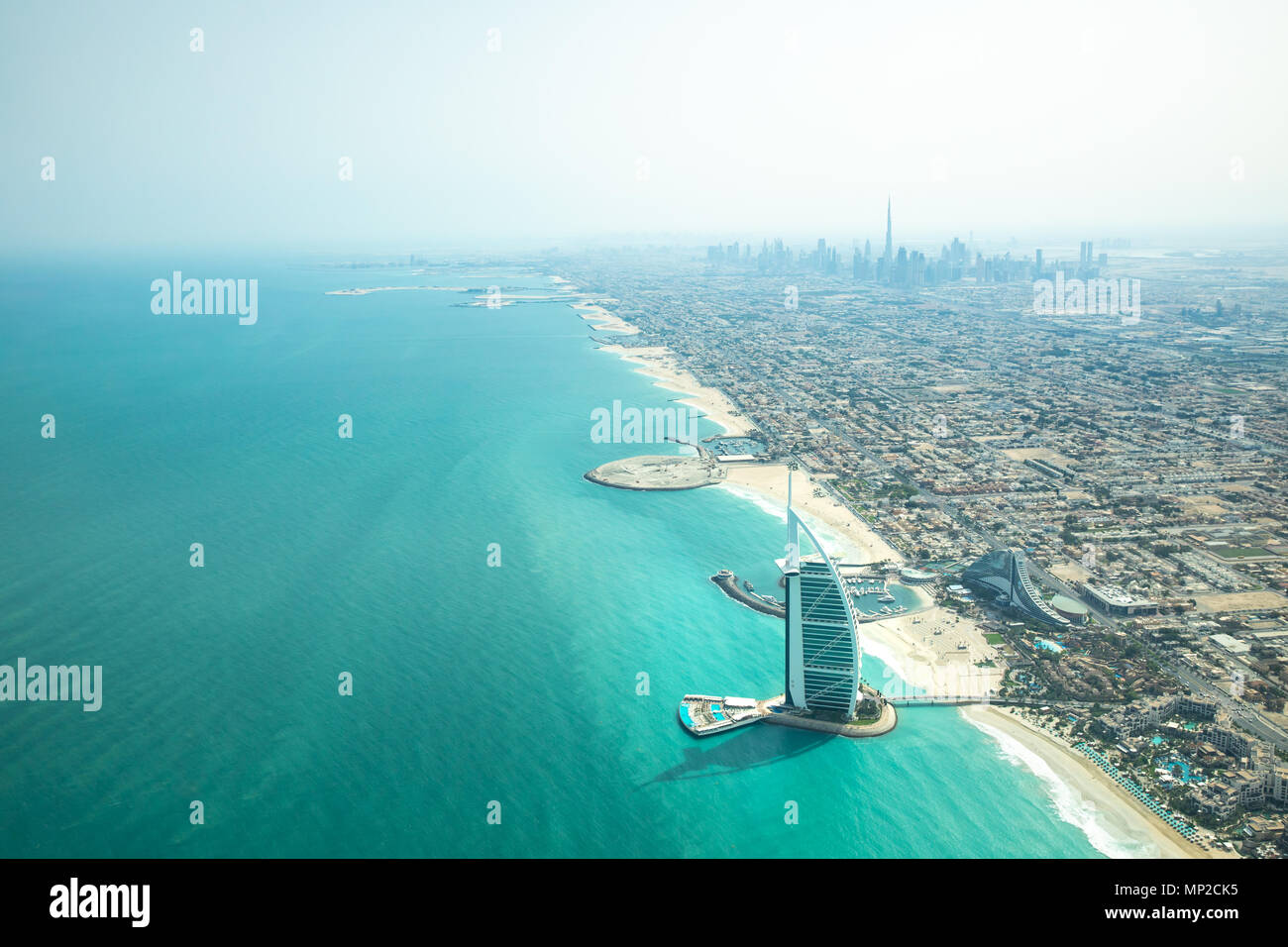 Luftaufnahme von Dubai City Beach und die Küste auf einer klaren sonnigen Tag. Stockfoto