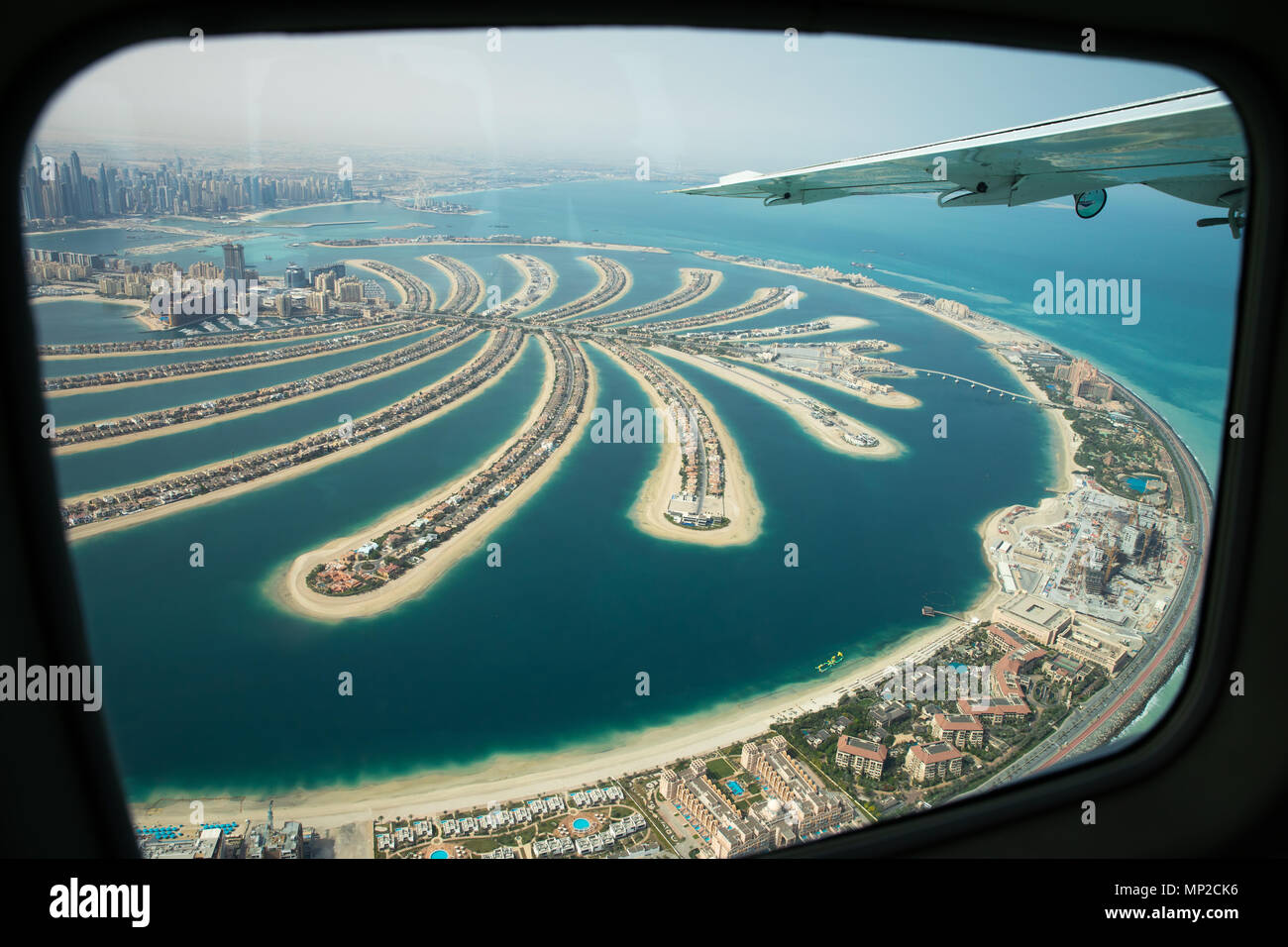 Luftaufnahme der künstlichen Insel Palm Jumeirah und Dubai Marina und JBR Bezirk an einem sonnigen Tag. Wie aus einem Flugzeug Fenster Dubai, UAE gesehen. Stockfoto