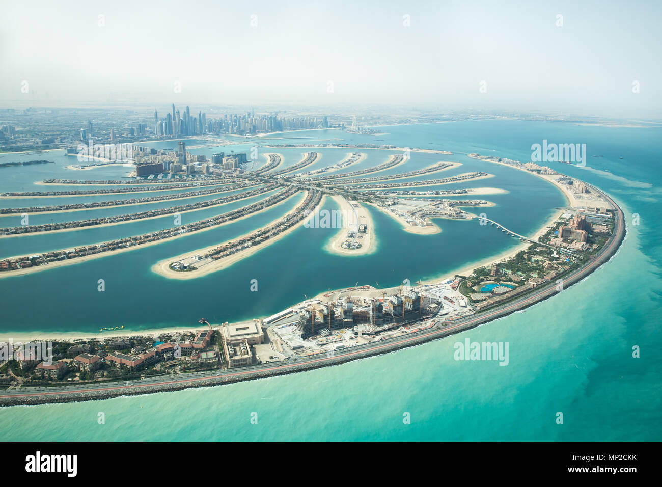 Luftaufnahme der künstlichen Insel Palm Jumeirah und Dubai Marina und JBR Bezirk an einem sonnigen Tag. Dubai, VAE. Stockfoto