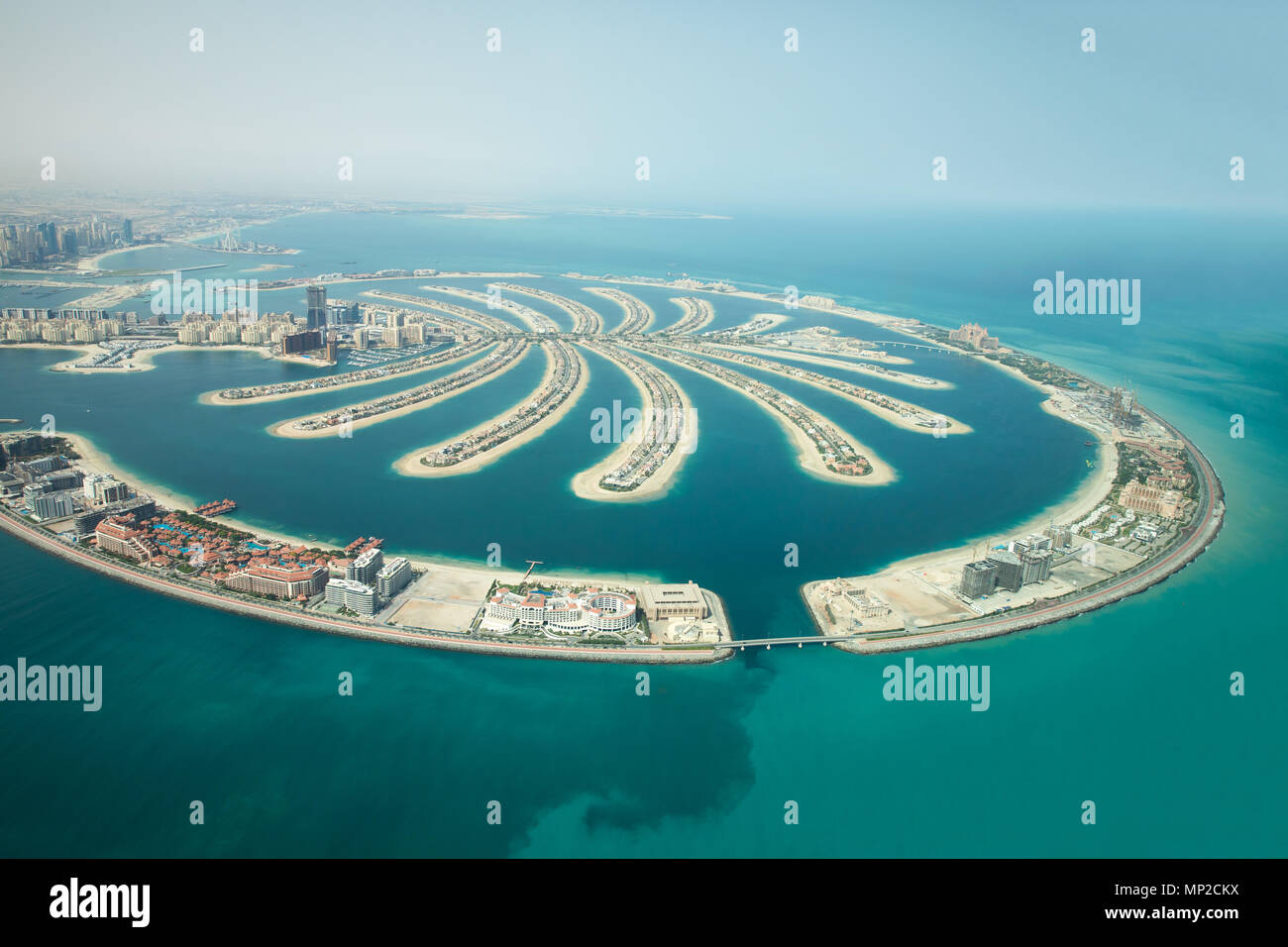 Luftaufnahme der künstlichen Insel Palm Jumeirah und Dubai Marina und JBR Bezirk an einem sonnigen Tag. Dubai, VAE. Stockfoto