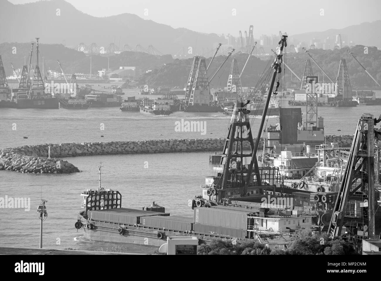 Schiffbarkeit mit industriellen Fracht Krane und Marine Shipping Container mit Skyline der Stadt, in den Hafen von Hong Kong und fungiert als Tor zu China Stockfoto