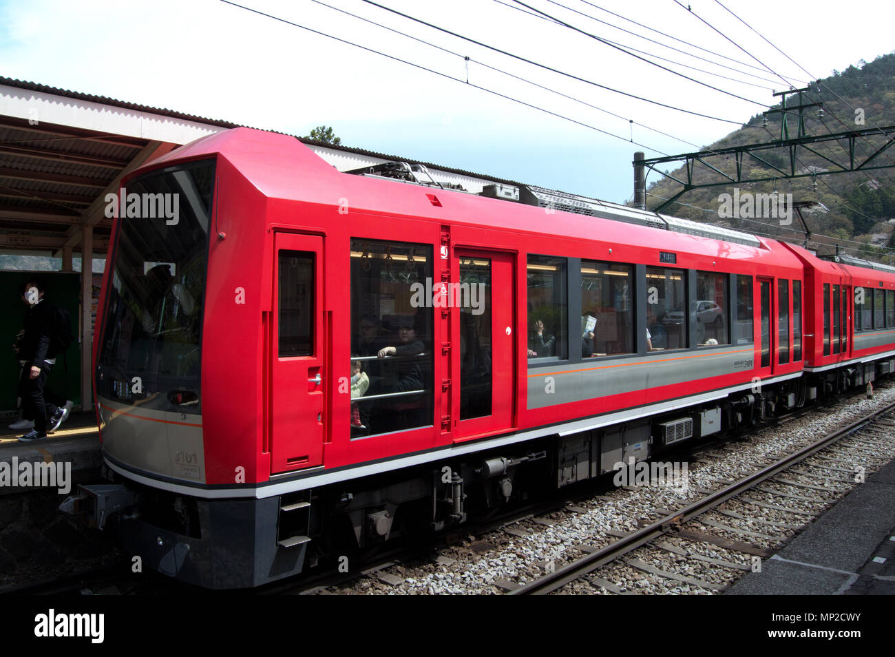 Zug auf dem Hakone Tozan ist Leitung (Hakone Tozan ist Tetshudo-sen), die Bergsteigen Eisenbahnlinie, in Yokosuka, Japan Stockfoto