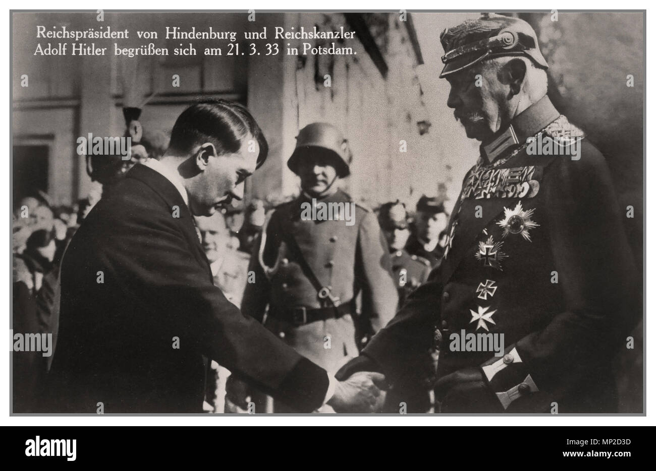 ADOLF HITLER - HINDENBURG vor Kurzem 1933 als Bundeskanzler, Adolf Hitler grüßt Präsident Paul von Hindenburg in Potsdam, Deutschland, am 21. März 1933 ernannt. Diese Pose wurde entwickelt, um ein Bild von Hitler als nicht zum Projekt - Bedrohung für die etablierte Ordnung. Dieses Bild ist aus einem weit verbreiteten beliebten Postkarte. Hitler wird in ziviler Kleidung, Verbeugung vor den stark eingerichtet von Hindenburg. Der 5. März 1933, Wahlen legitimiert und Macht zu Hitlers Führung. Stockfoto