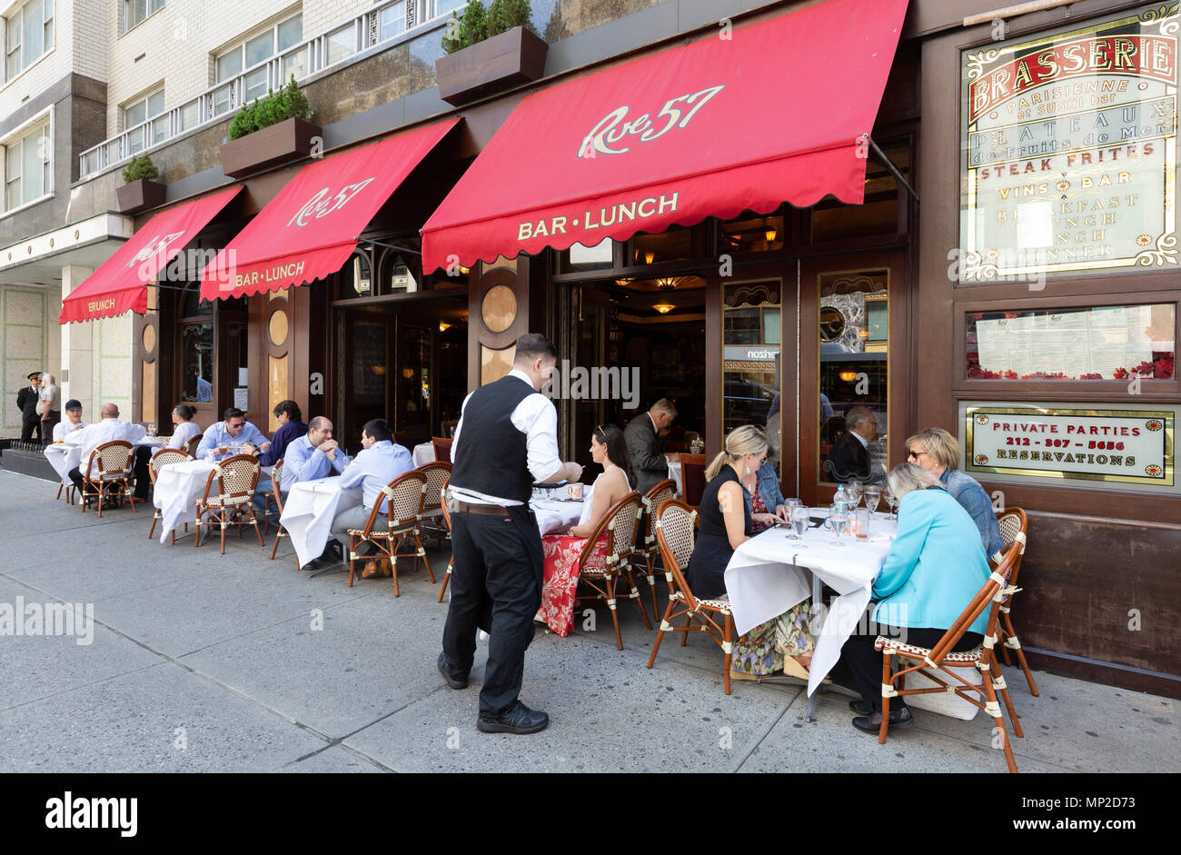 New York Bar: Kellner Menschen an der Rue 57 bar Brasserie serviert, Midtown, New York City, USA Stockfoto