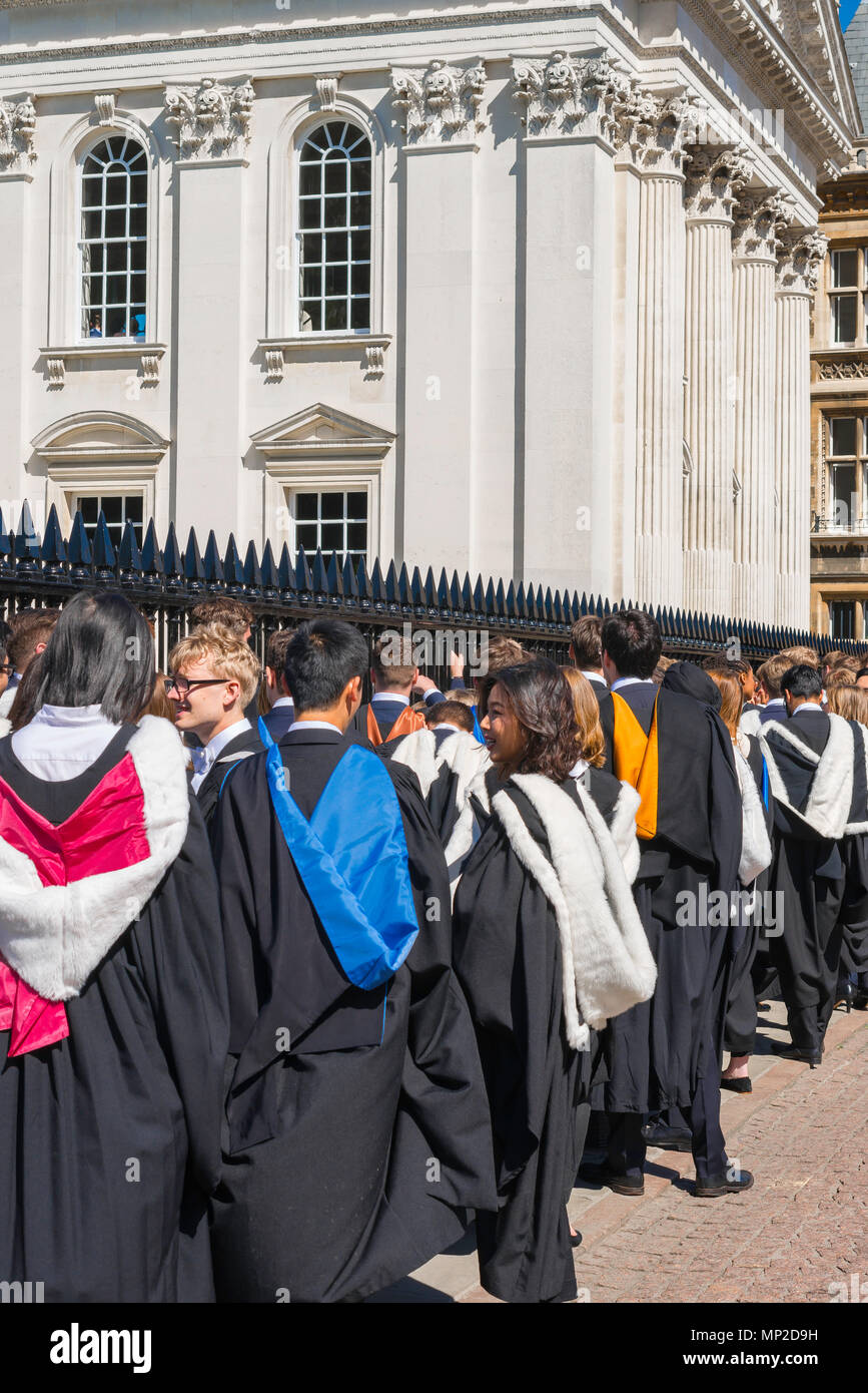 Abschlussfeier, Diplomanden der Universität Cambridge Line up außerhalb des Senats Haus vor der Eingabe ihrer Grad, England, Großbritannien Stockfoto