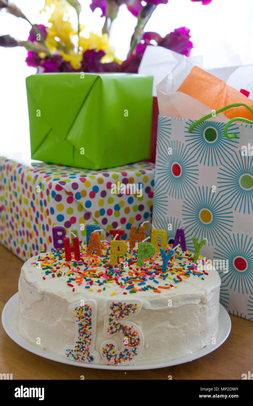 Farbenfrohe Regenbogen gestalteten Geschenke und Kuchen für 15. Geburtstag  Stockfotografie - Alamy