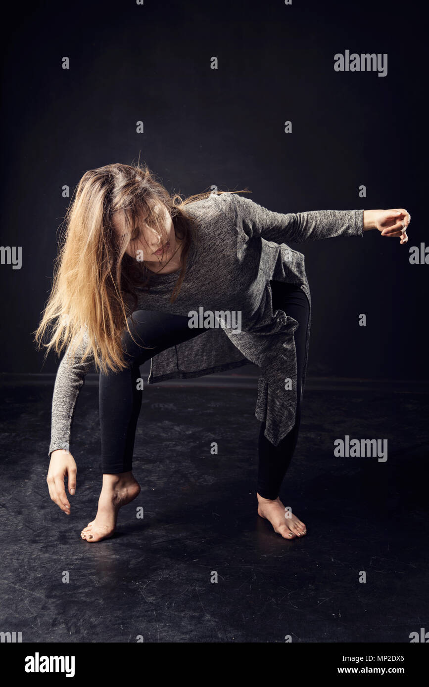 Junge Tänzerin mit dunklem Hintergrund, Modern Dance, Istanbul Stockfoto