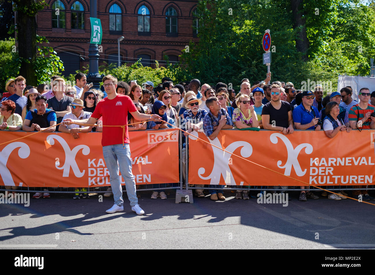 Berlin, Deutschland - Mai 20: Menschen, die Zuschauer die sich hinter den Zaun am Karneval der Kulturen (Karneval der Kulturen), Berlin, Deutschland Stockfoto