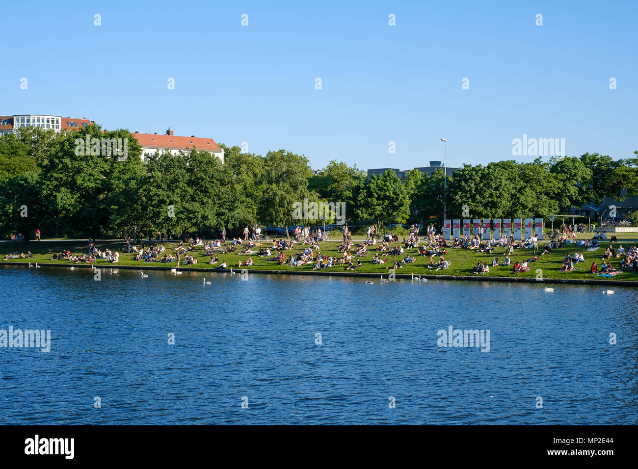 Leute genießen Sommer Tag auf der Wiese am Flußufer in Berlin Kreuzberg Stockfoto