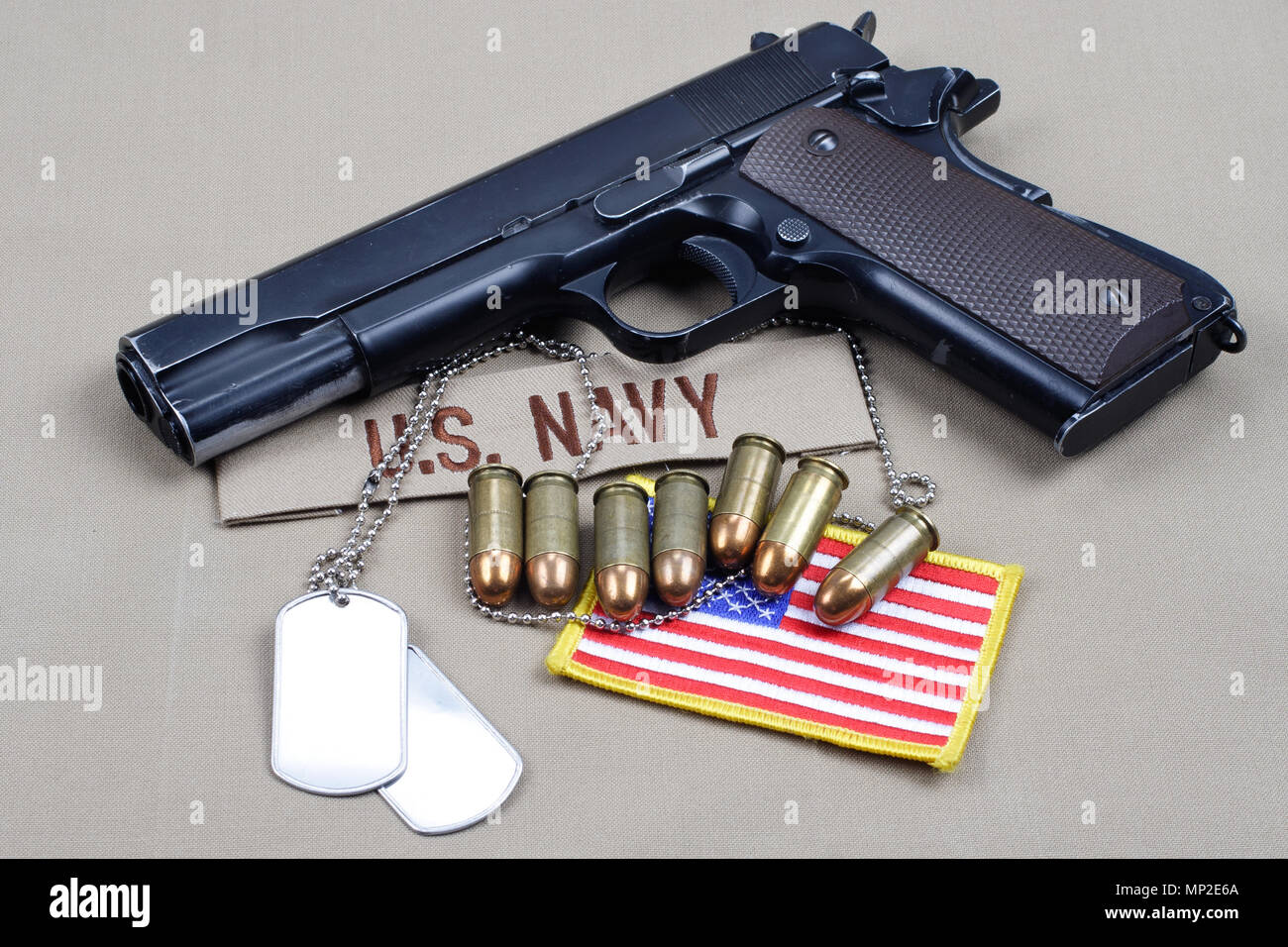 Pistole auf marine Uniform Stockfoto