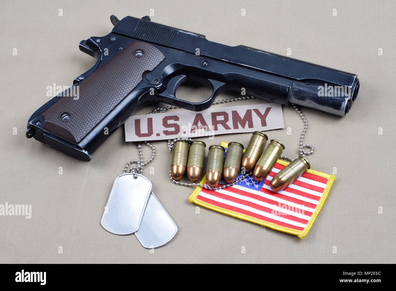 Pistole auf Uniform Stockfoto