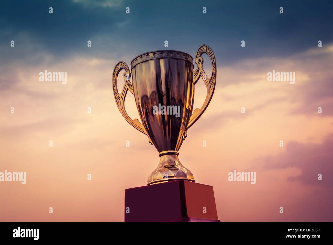 Sieger Trophy am Himmel Hintergrund Stockfoto