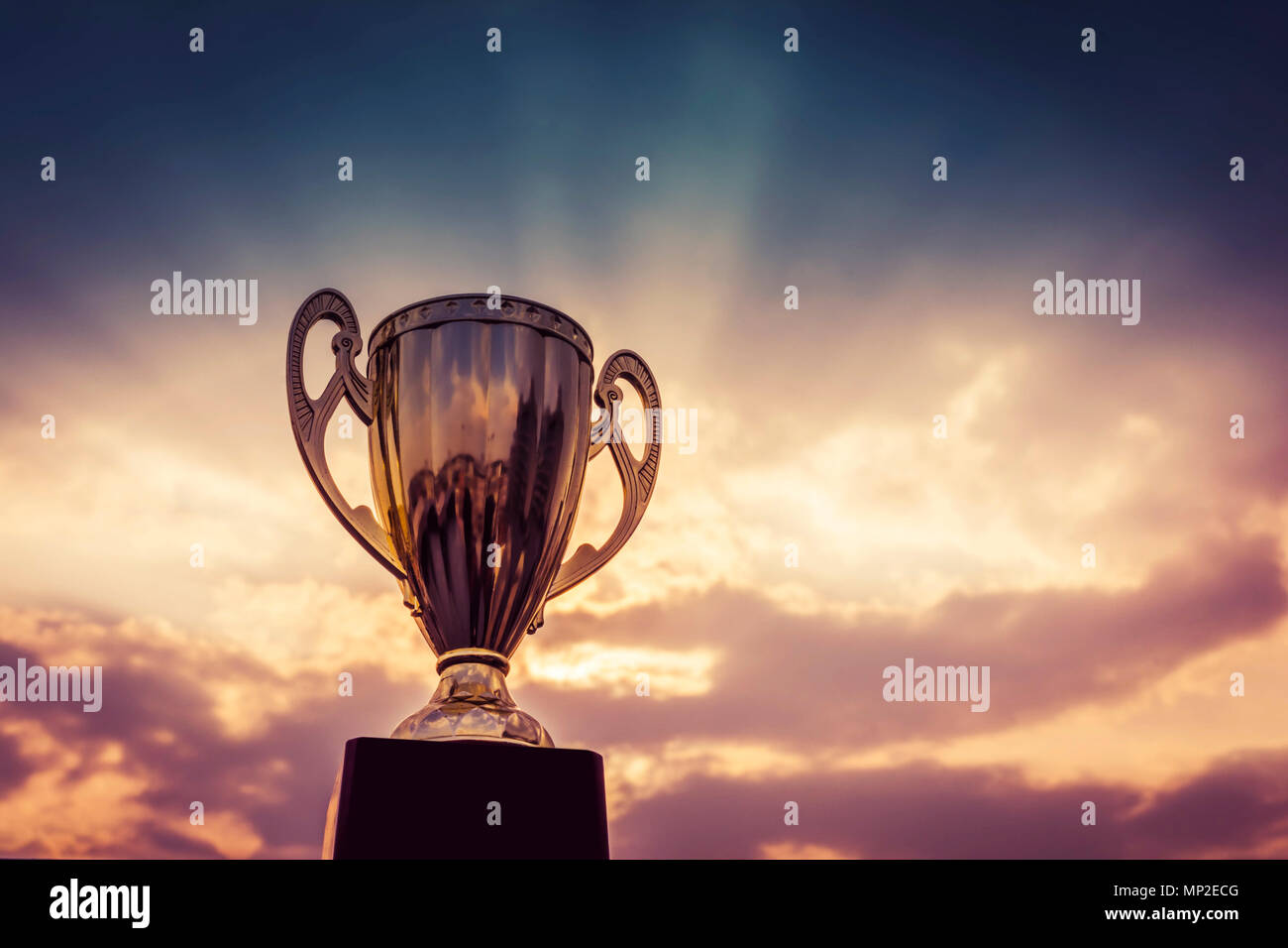 Sieger Trophy am Himmel Hintergrund Stockfoto