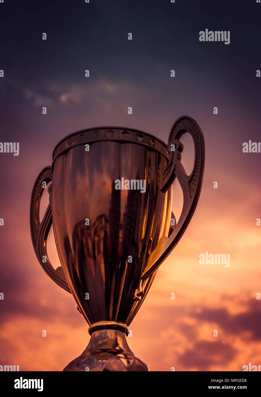 Sieger Trophy am Himmel Hintergrund Stockfoto