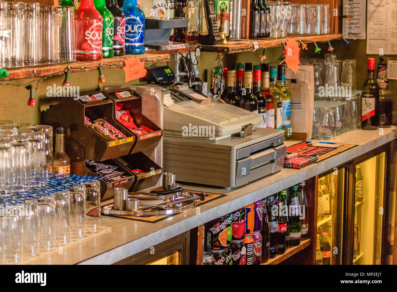 Schokolade, Spirituosen und Wein auf der Anzeige mit einem bis hinter einer typischen Pub Bar Hotel begegnen. Teignmouth, Devon. Feb 2018. Stockfoto
