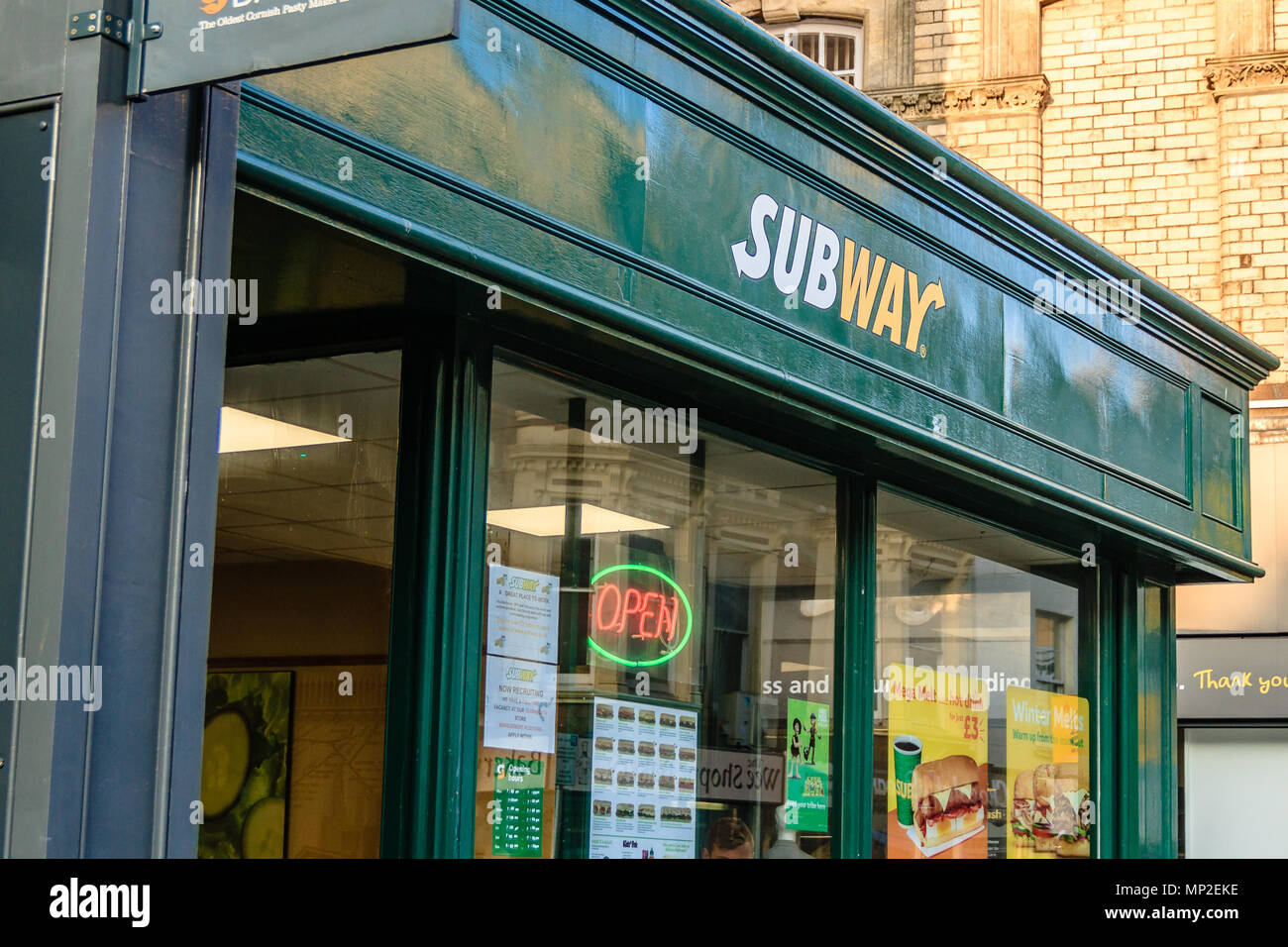 Die Außenseite eines U-Sandwich Shop mit offenen, von der Straße. Teignmouth, Devon. Feb 2018. Stockfoto