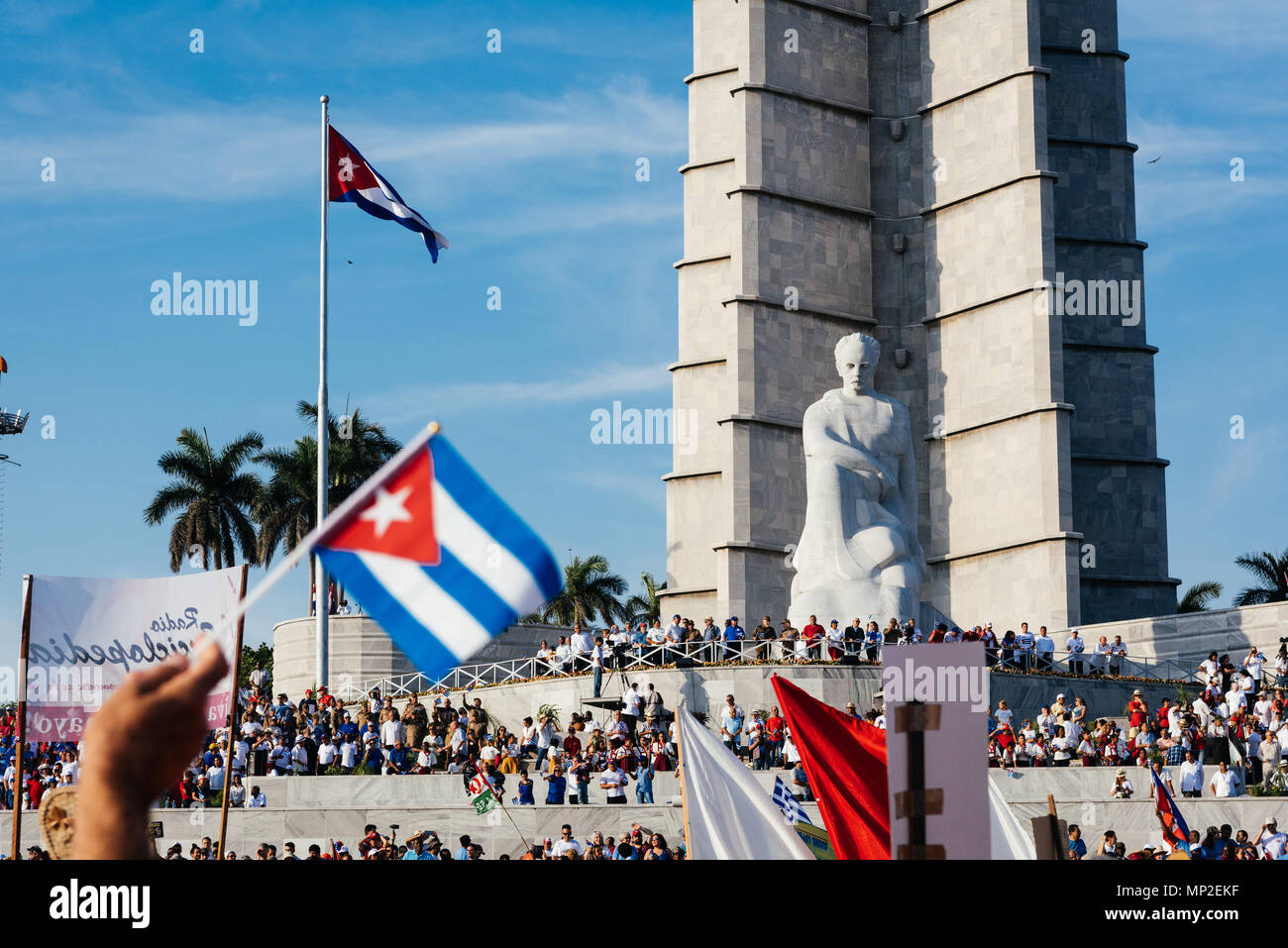 Havanna, Kuba. Mai 2018 Kubaner marschieren in der Feier zum Tag der internationalen Arbeiter durch das Monument Jose Marti. Caleb Hughes/Alamy leben Nachrichten Stockfoto