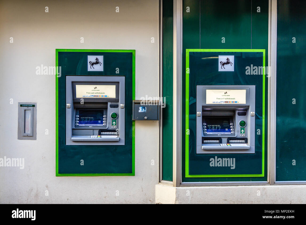 Zwei Geldautomaten außerhalb eines High Street Lloyds Bank, Teignmouth, Devon. Feb 2018. Stockfoto