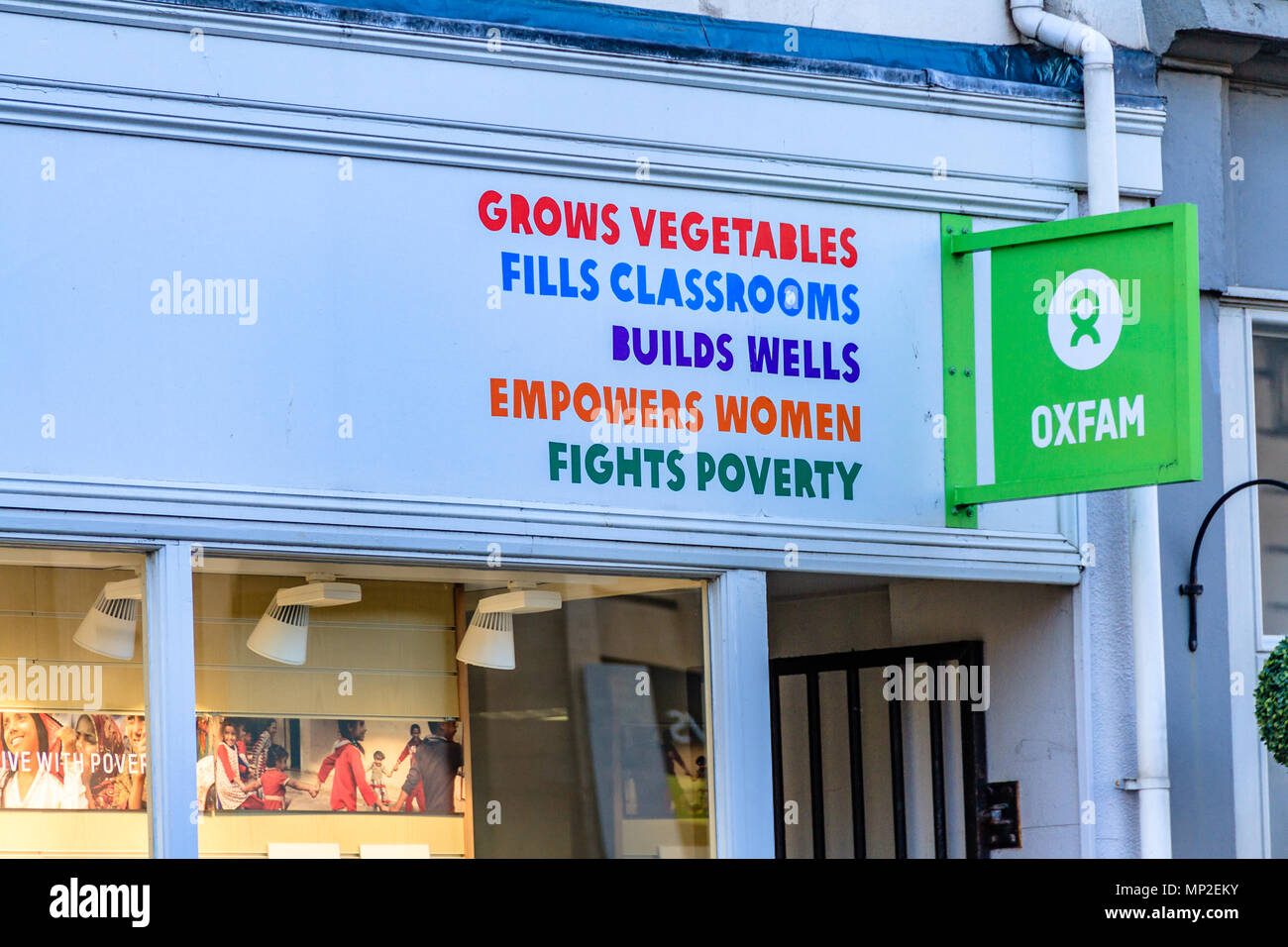 Oxfam Charity Shop Fassade, Teignmouth, Devon. Februar 2018. Stockfoto