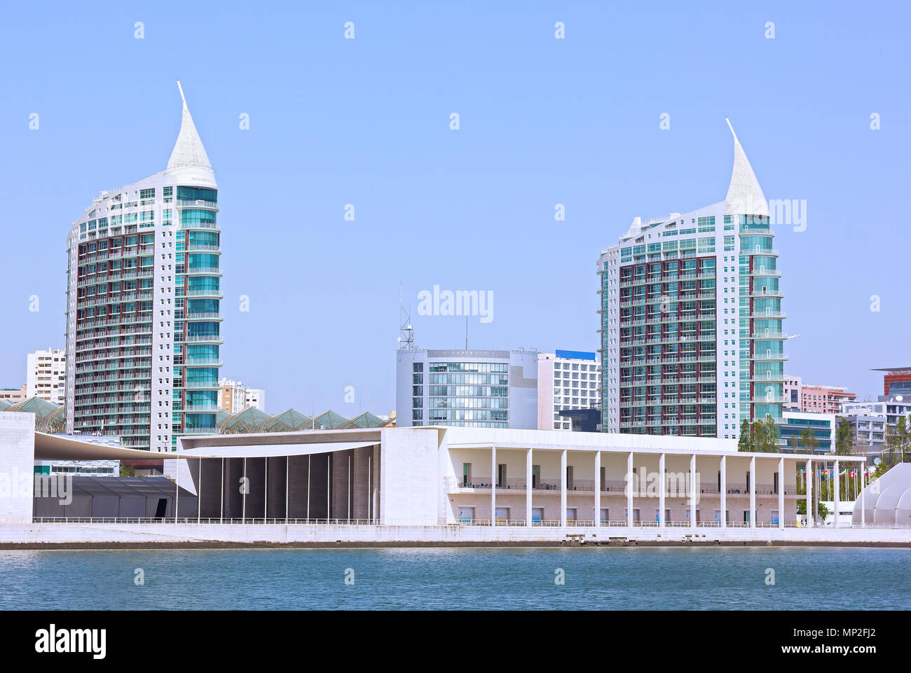 Lissabon Stadt Landschaft mit zwei modernen Wohntürme mit Segel wie Dächer. Stadt Nachbarschaft mit Waterfront in Lissabon, Portugal. Stockfoto