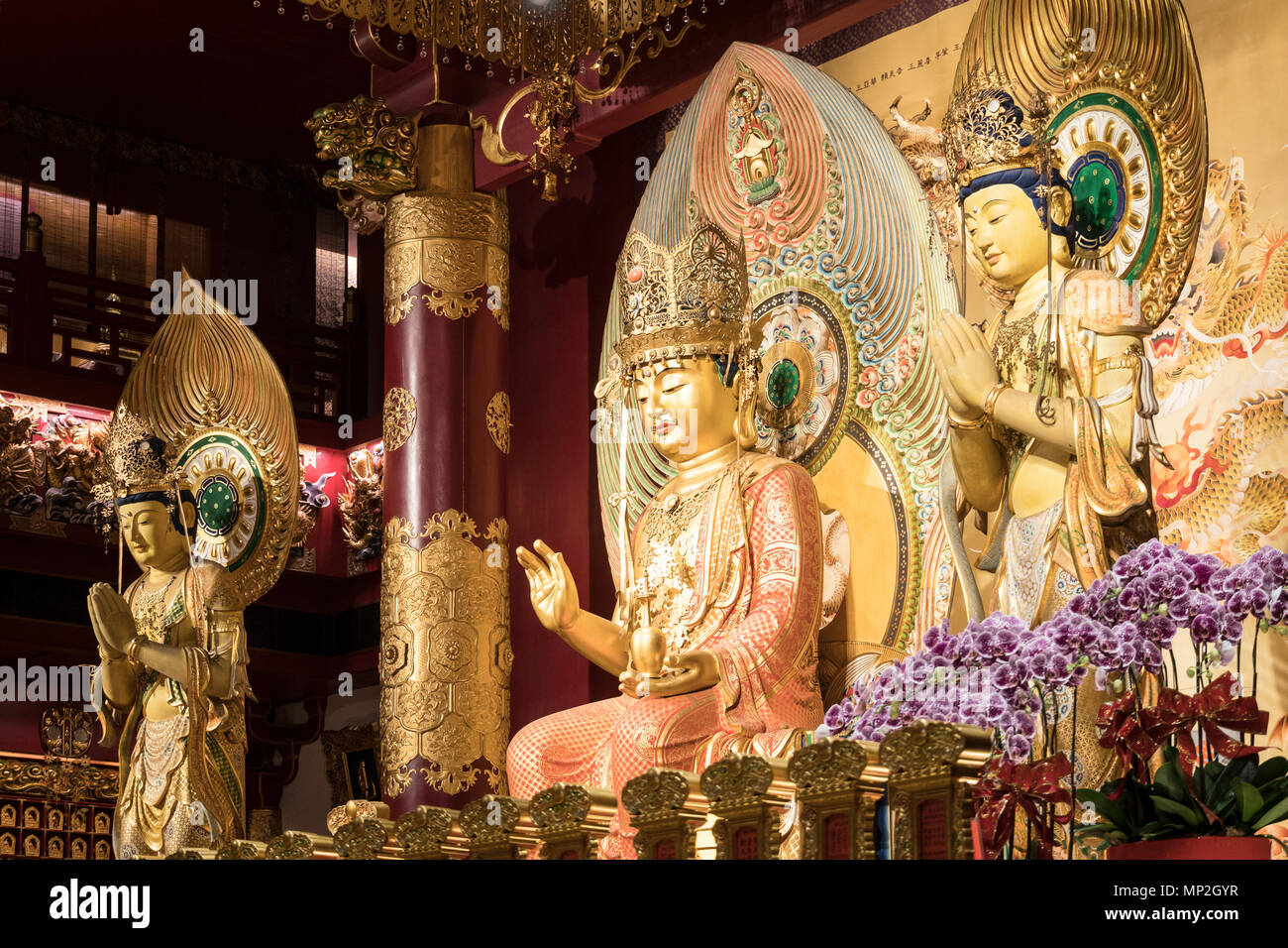Singapur - 23. April 2018: Die Innenansicht des richely verziert Buddha Zahns Tempel in Singapur Chinatown in Südostasien. Stockfoto