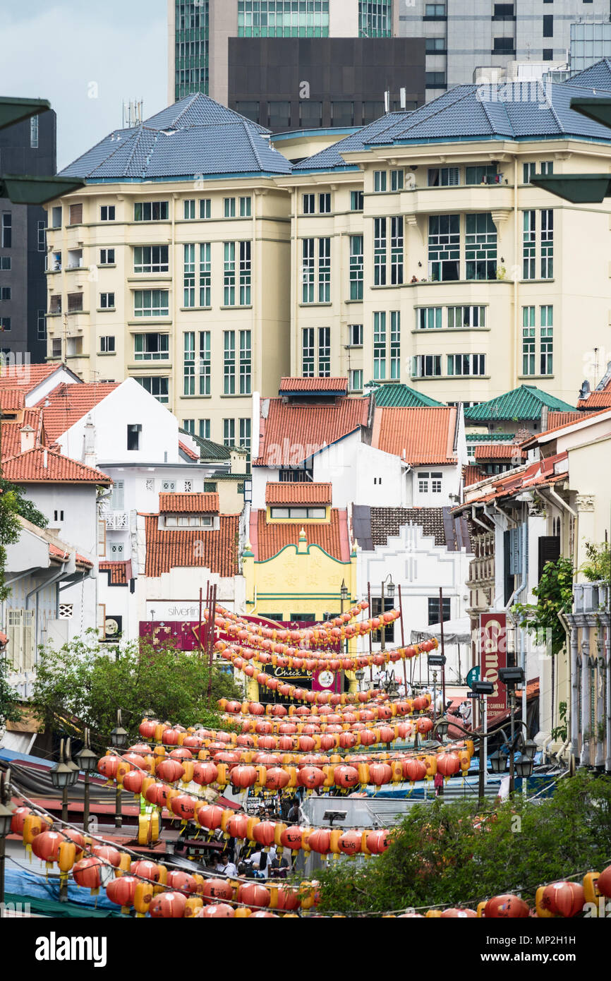 Singapur - 23. April 2018: Hohe Betrachtungswinkel der Traiditional shophouses in Singapur Chinatown in Südostasien. Stockfoto