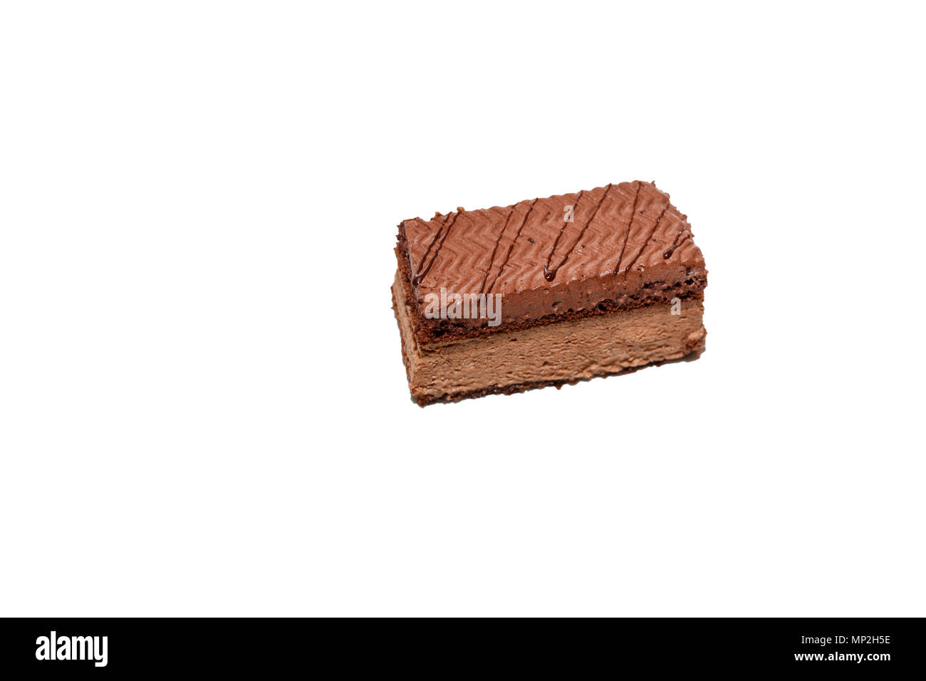 Schokoladenkuchen auf weißem Hintergrund Stockfoto