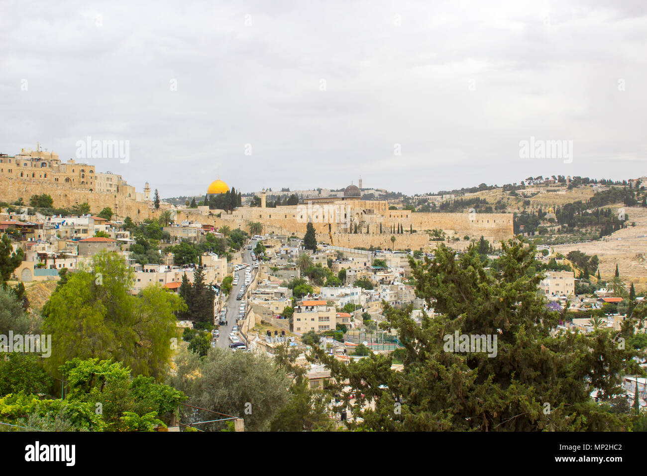 Ein Blick auf den Felsendom auf dem Tempelberg in Jerusalem über die Stadt von der Dachterrasse des alten Herodes Palace Stockfoto Ein Blick auf den Felsendom auf dem Tempelberg in Jerusalem über die Stadt von der Dachterrasse des alten Herodes Palace Stockfoto